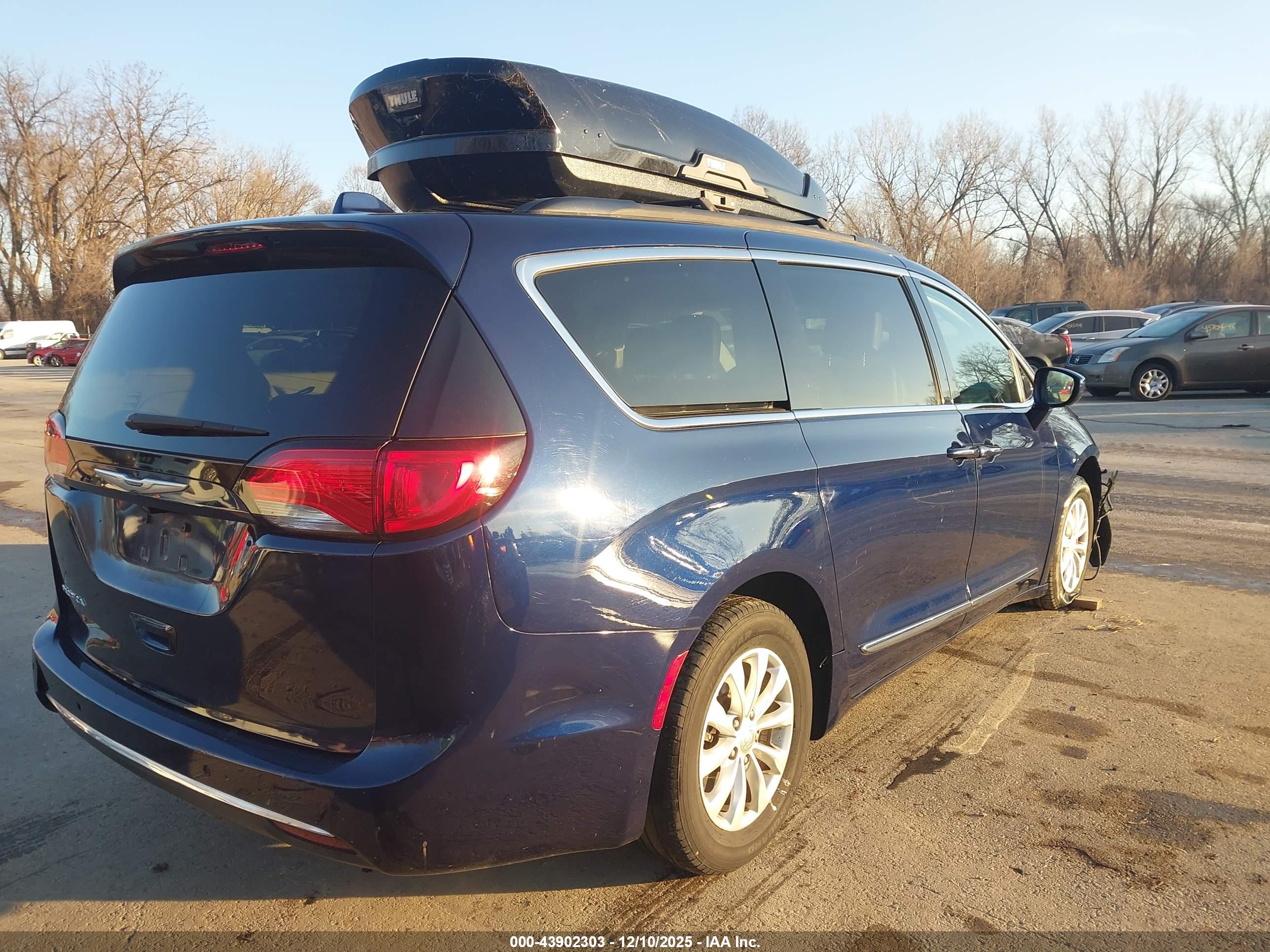 CHRYSLER PACIFICA image 4