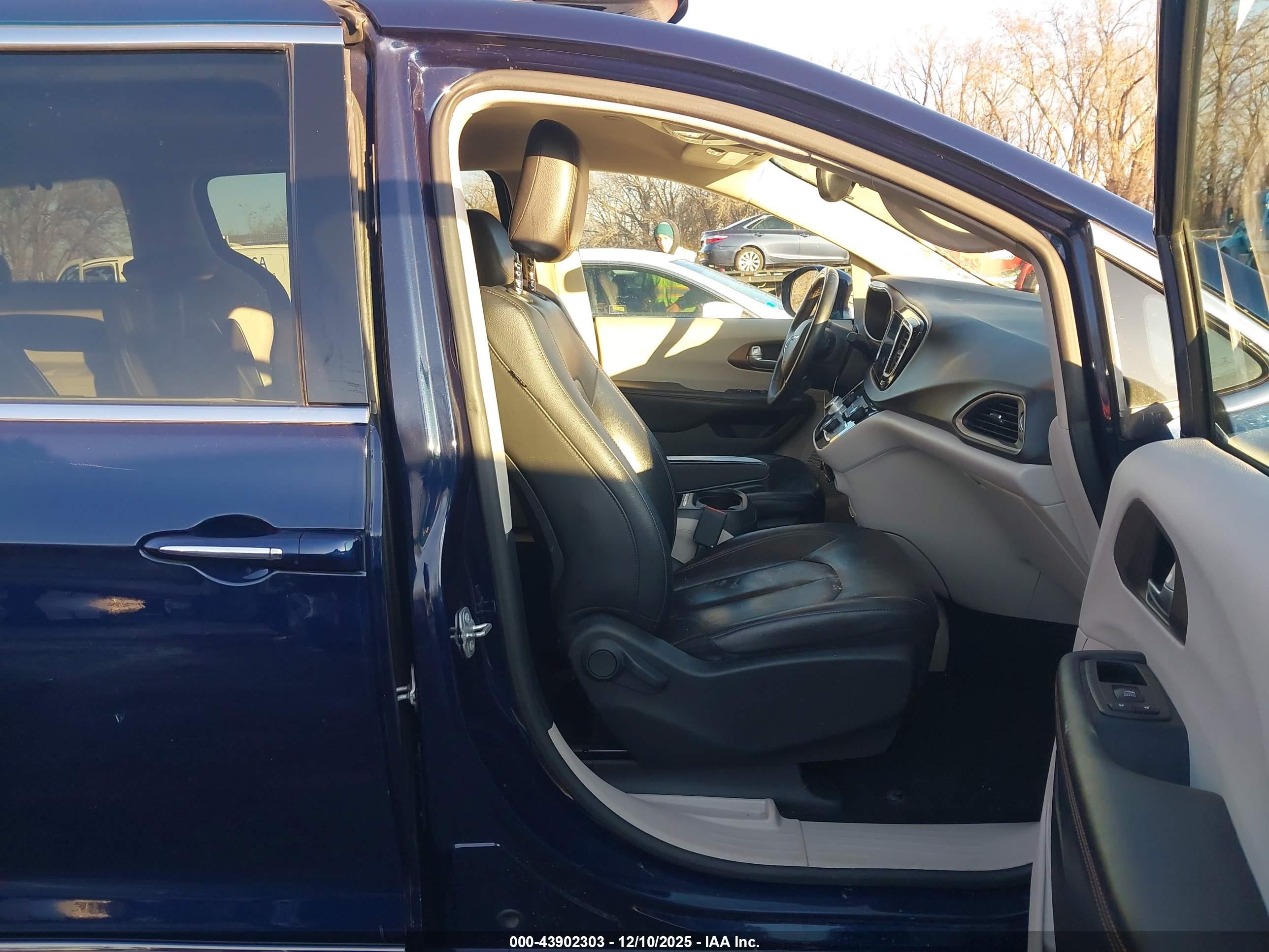CHRYSLER PACIFICA image 5