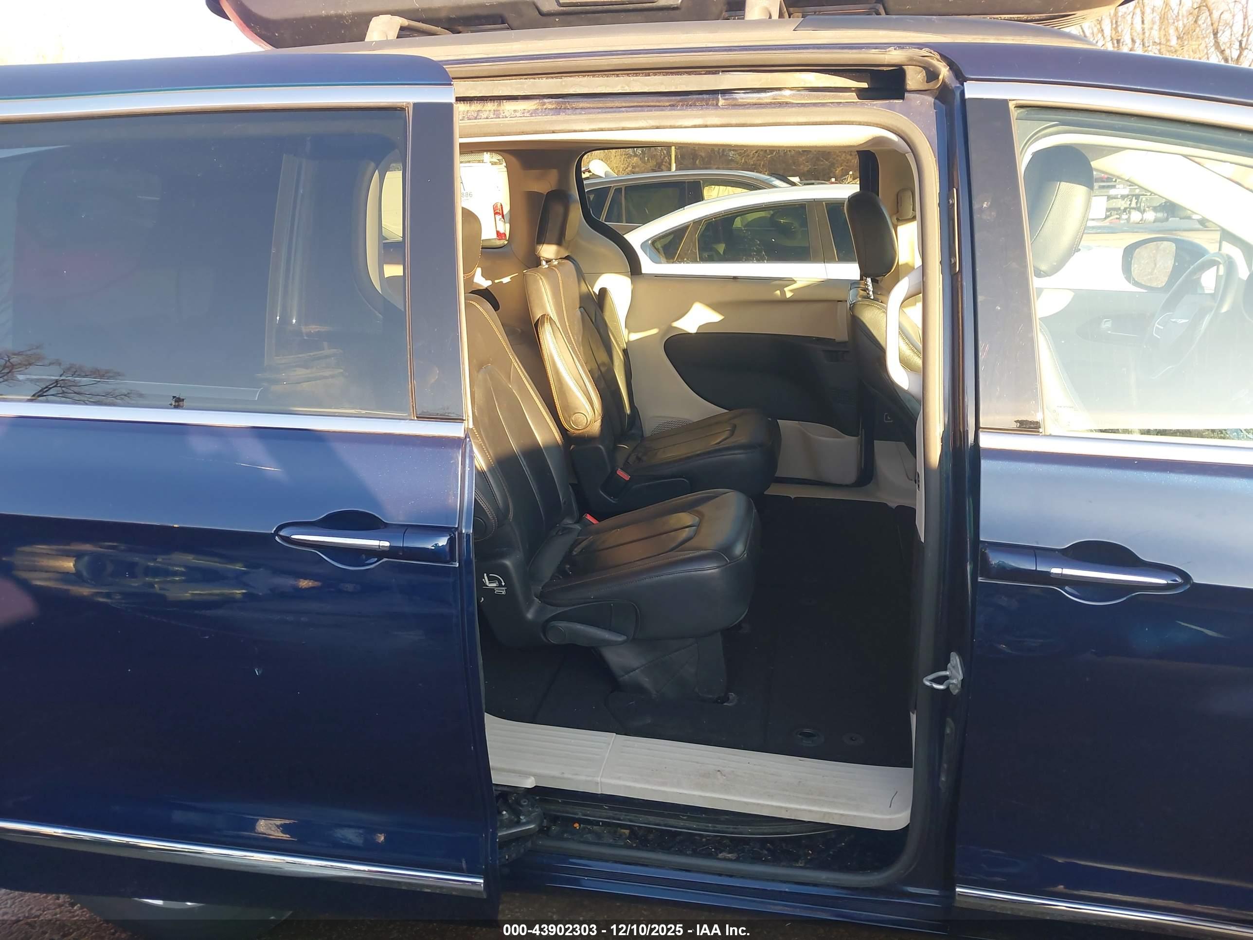 CHRYSLER PACIFICA image 8