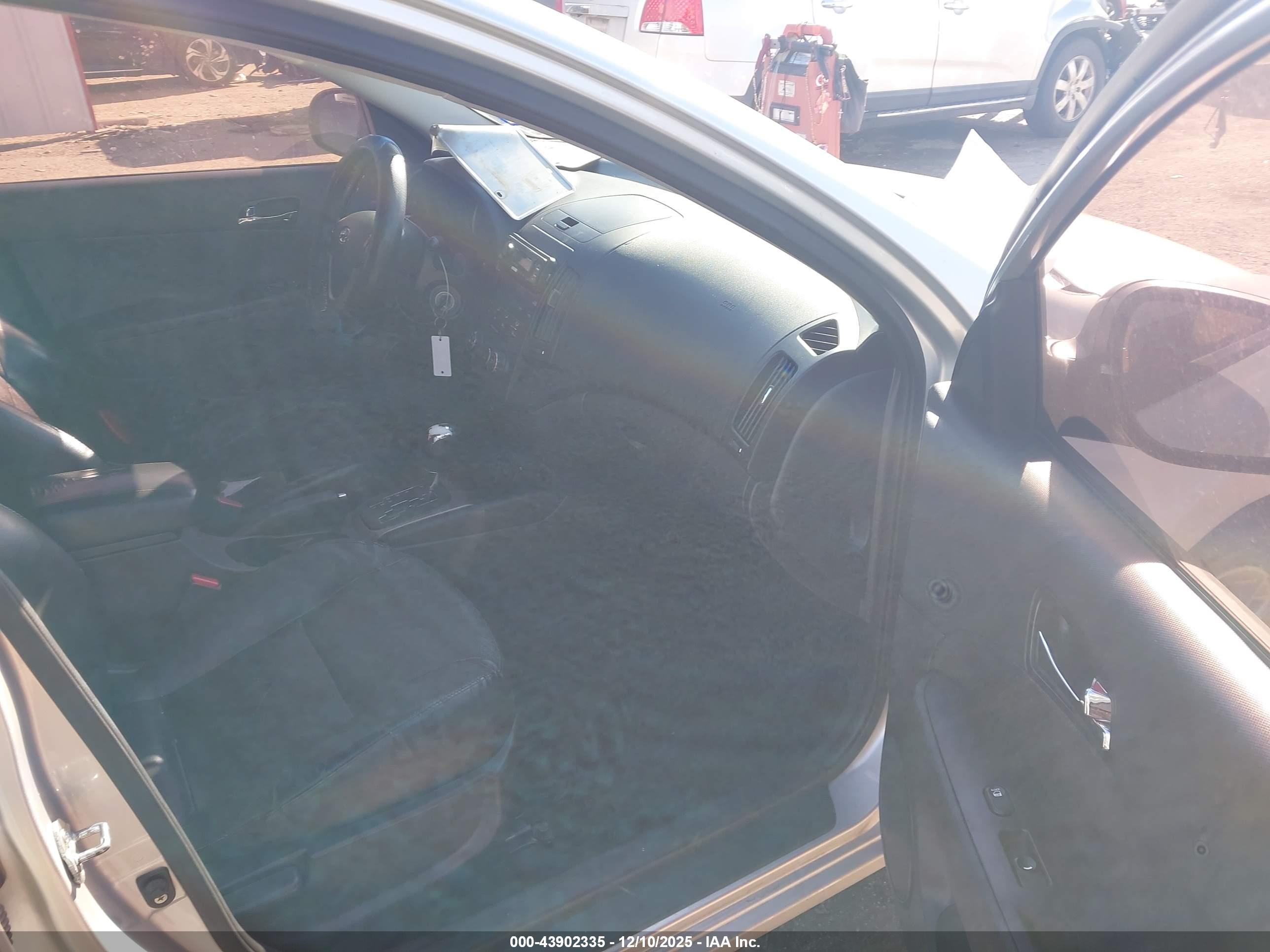 HYUNDAI ELANTRA image 5