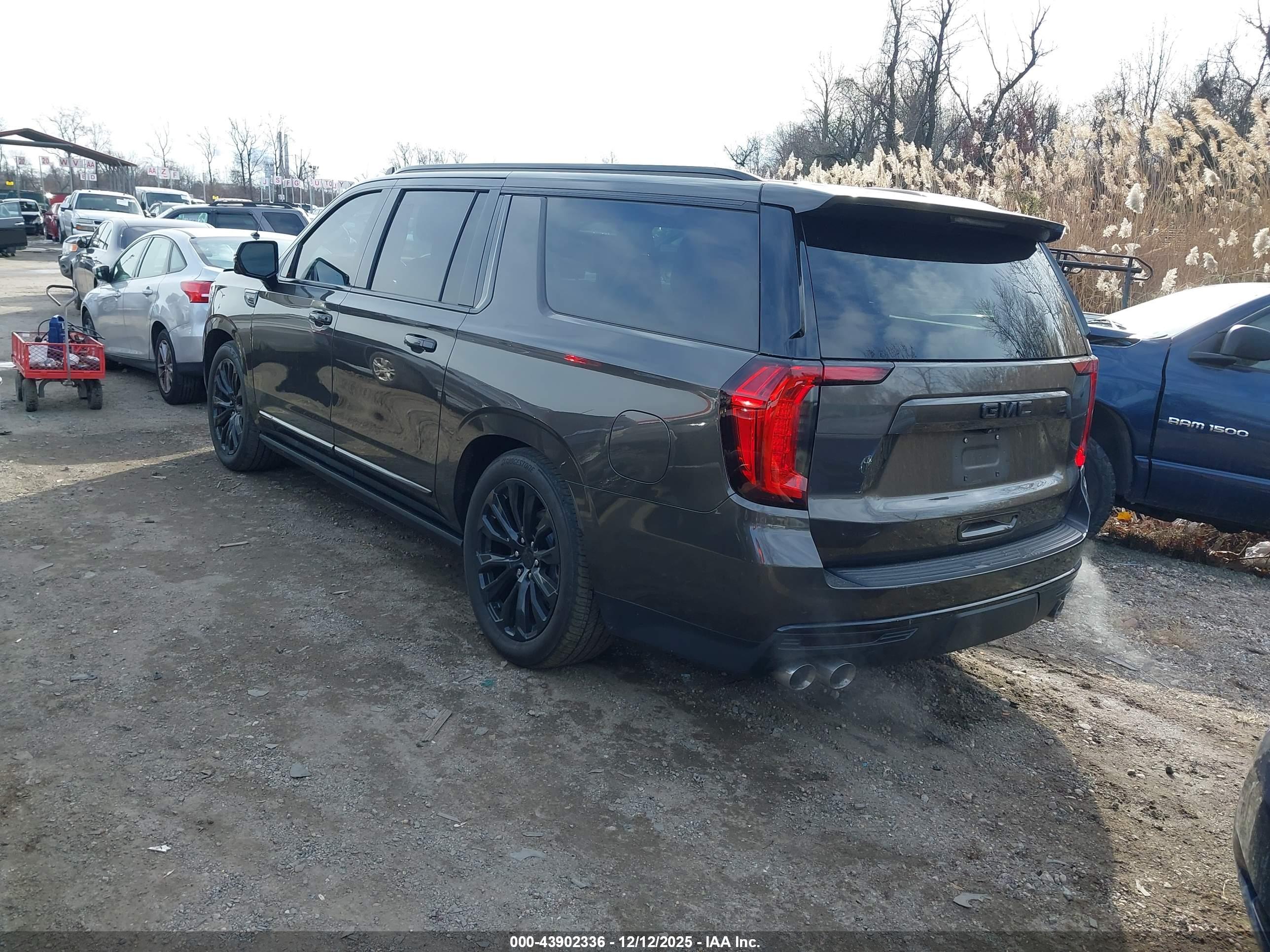 GMC YUKON image 3