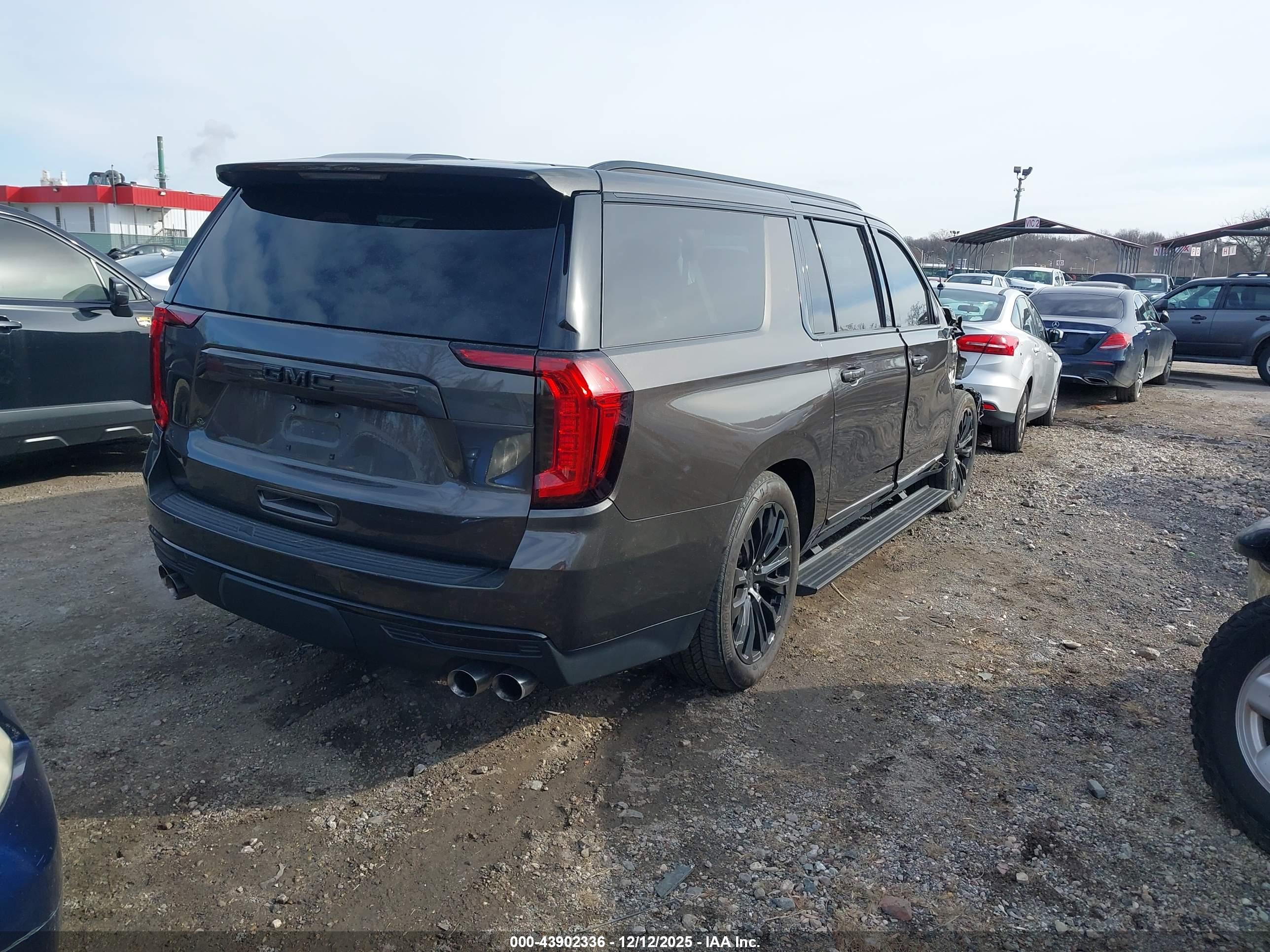 GMC YUKON image 4