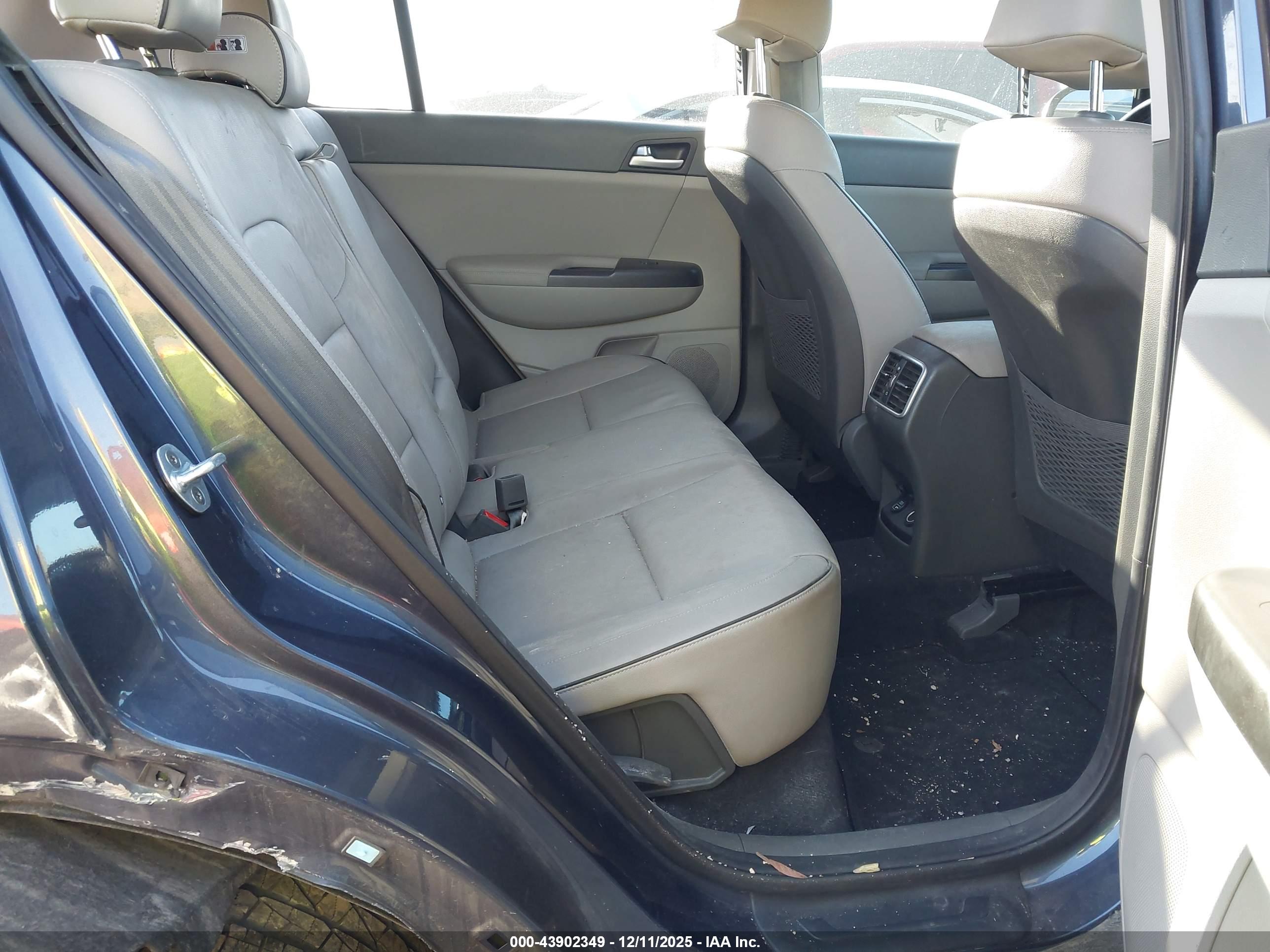 KIA SPORTAGE image 8