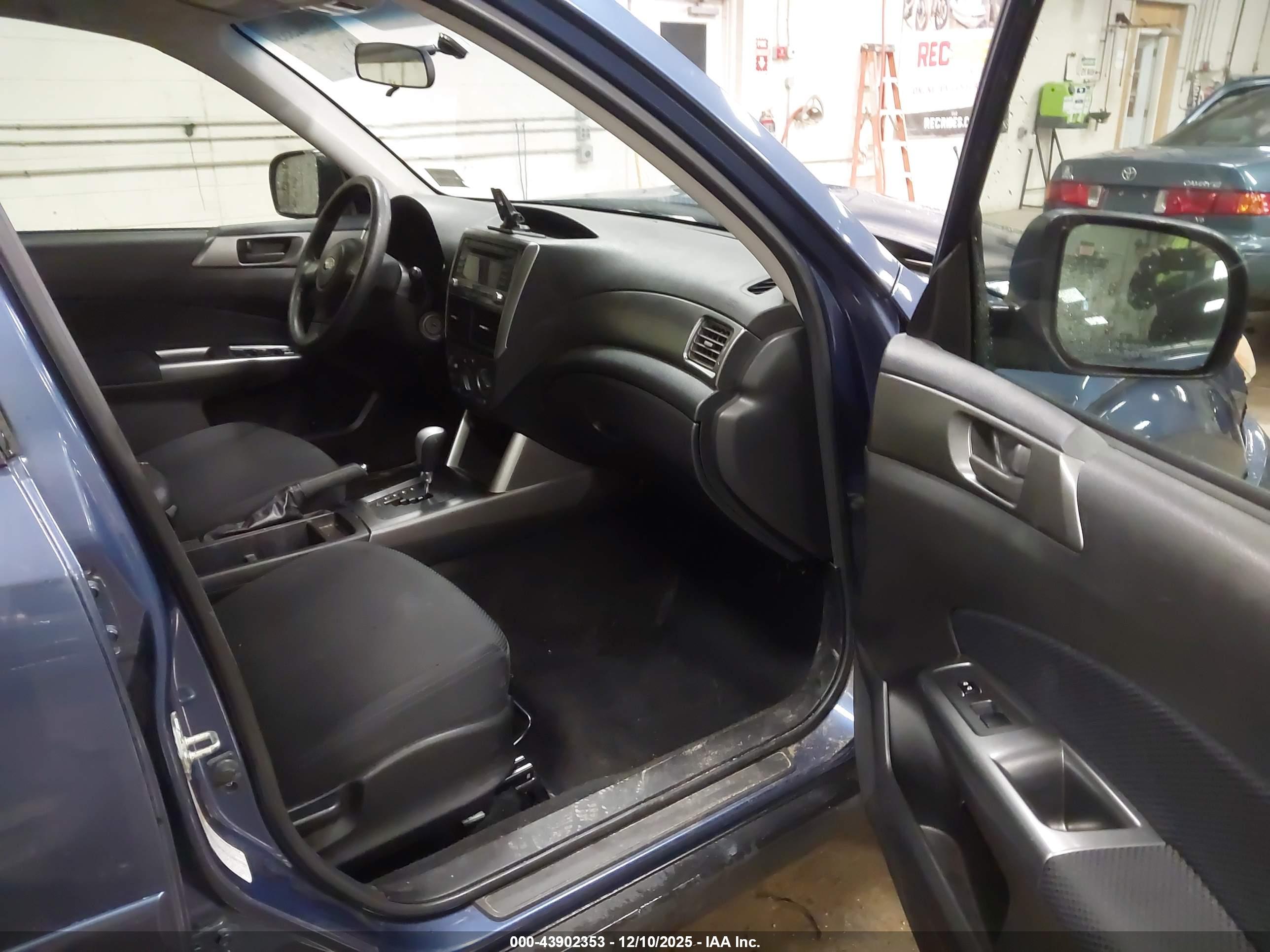 SUBARU FORESTER image 5