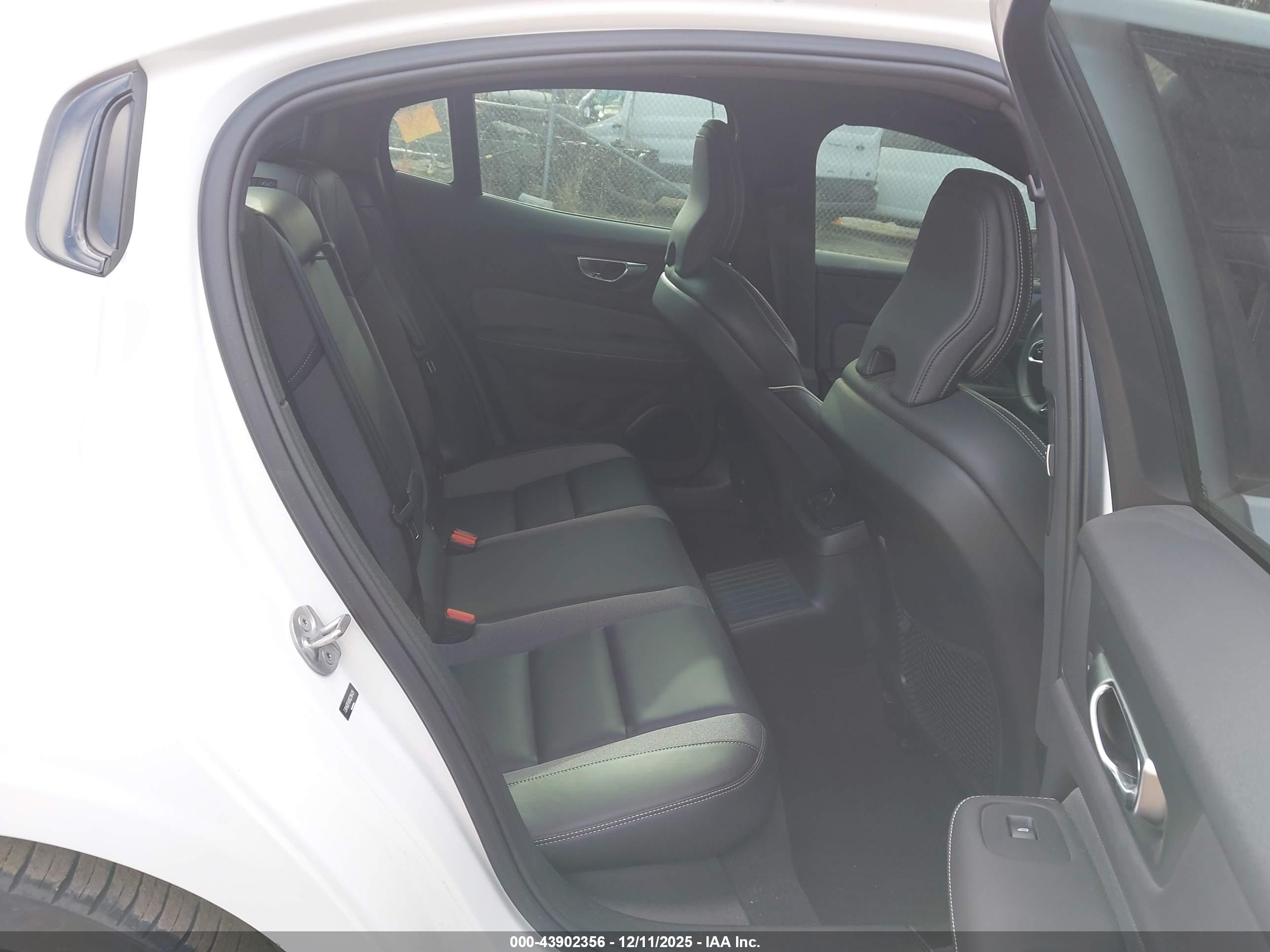 VOLVO S60 image 8