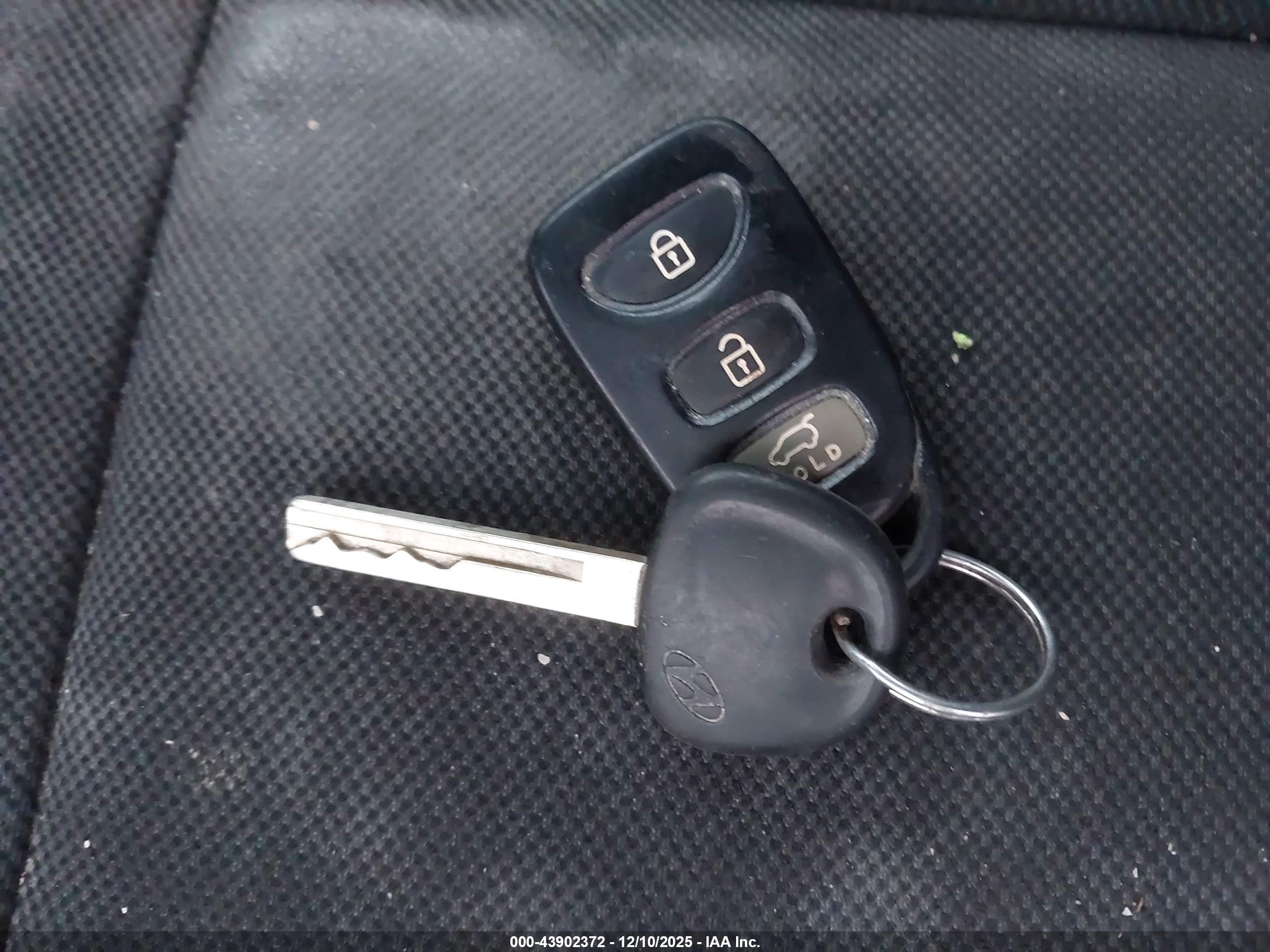 HYUNDAI VELOSTER image 11