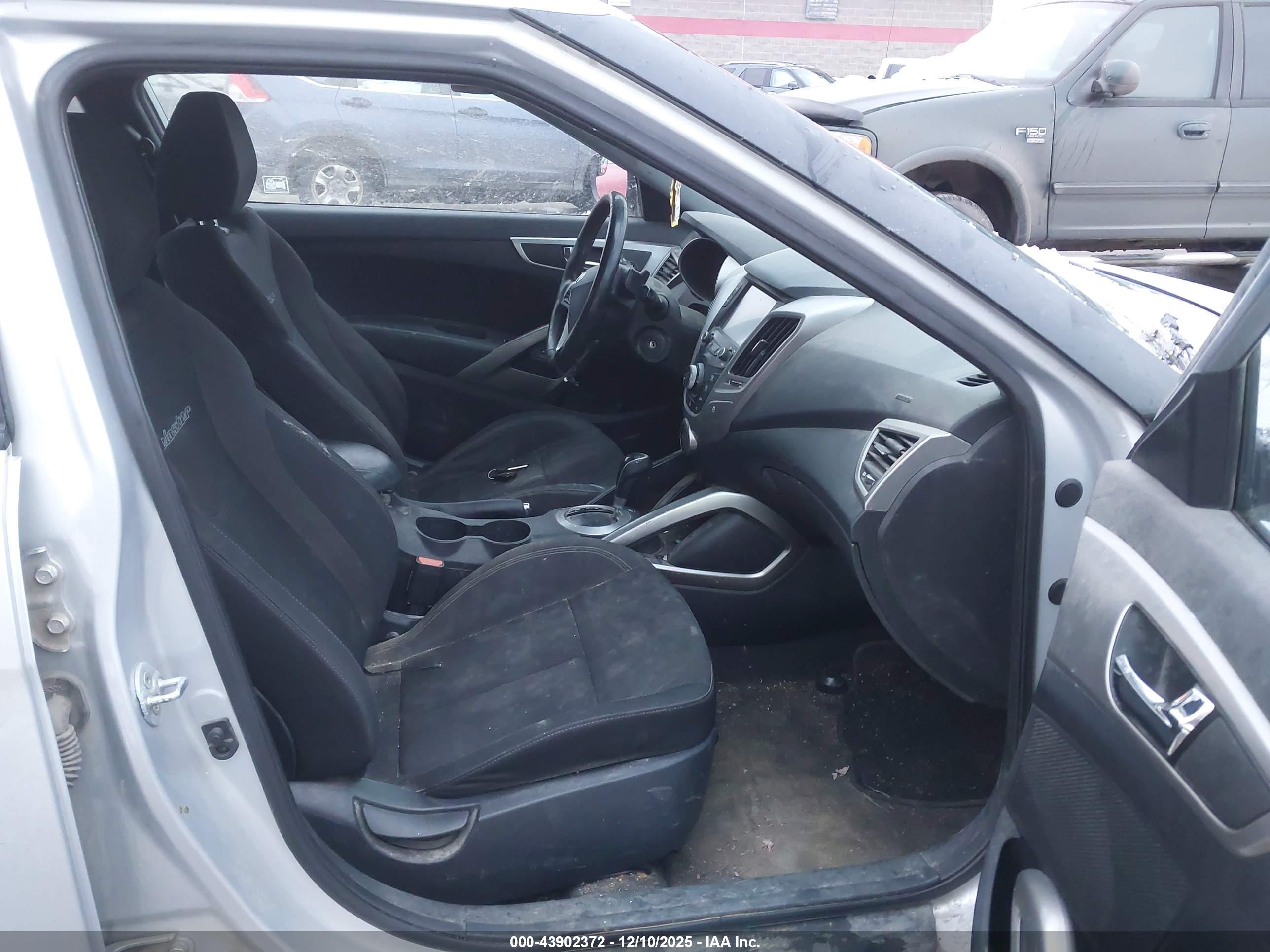 HYUNDAI VELOSTER image 5