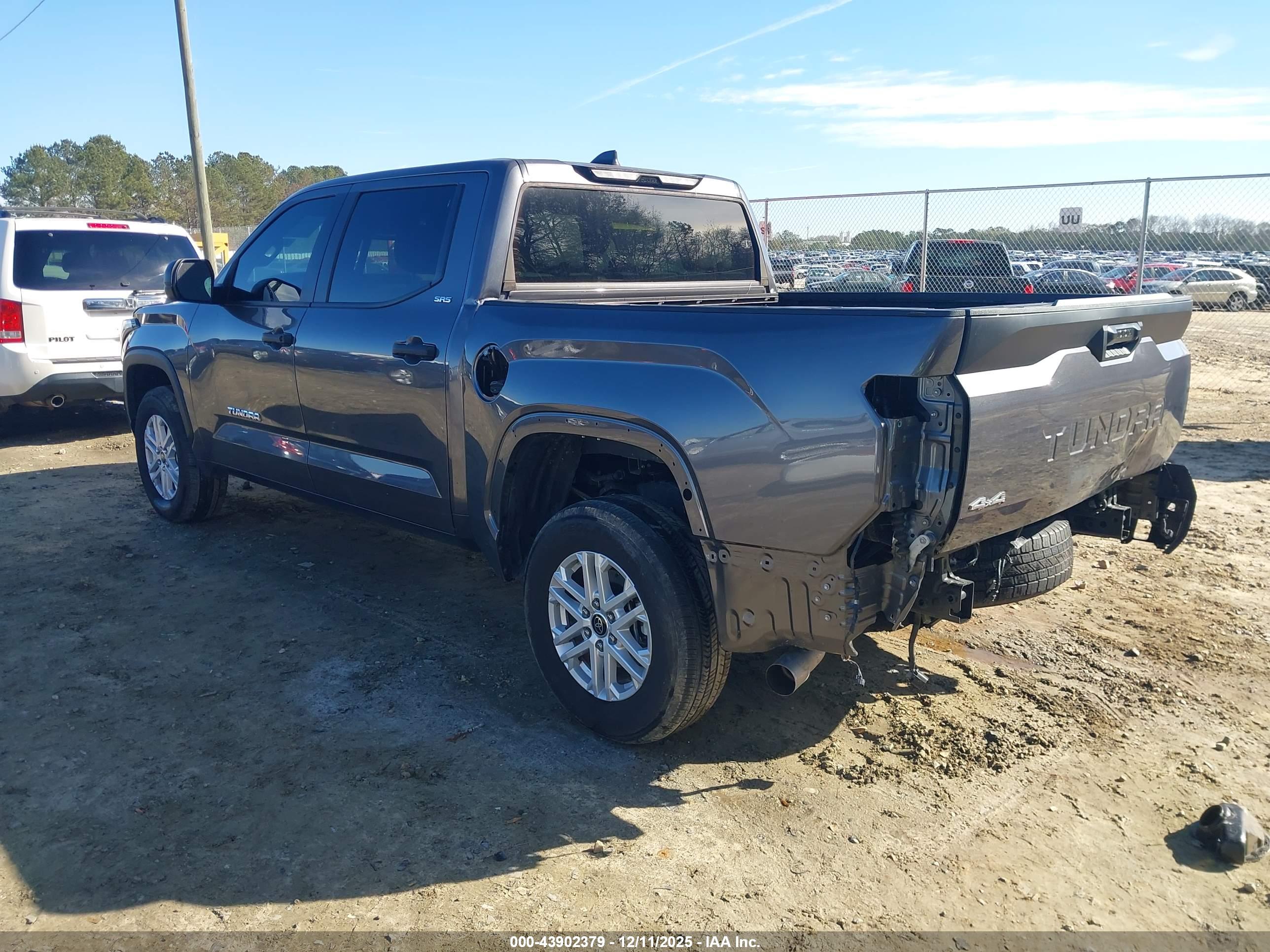 TOYOTA TUNDRA image 3