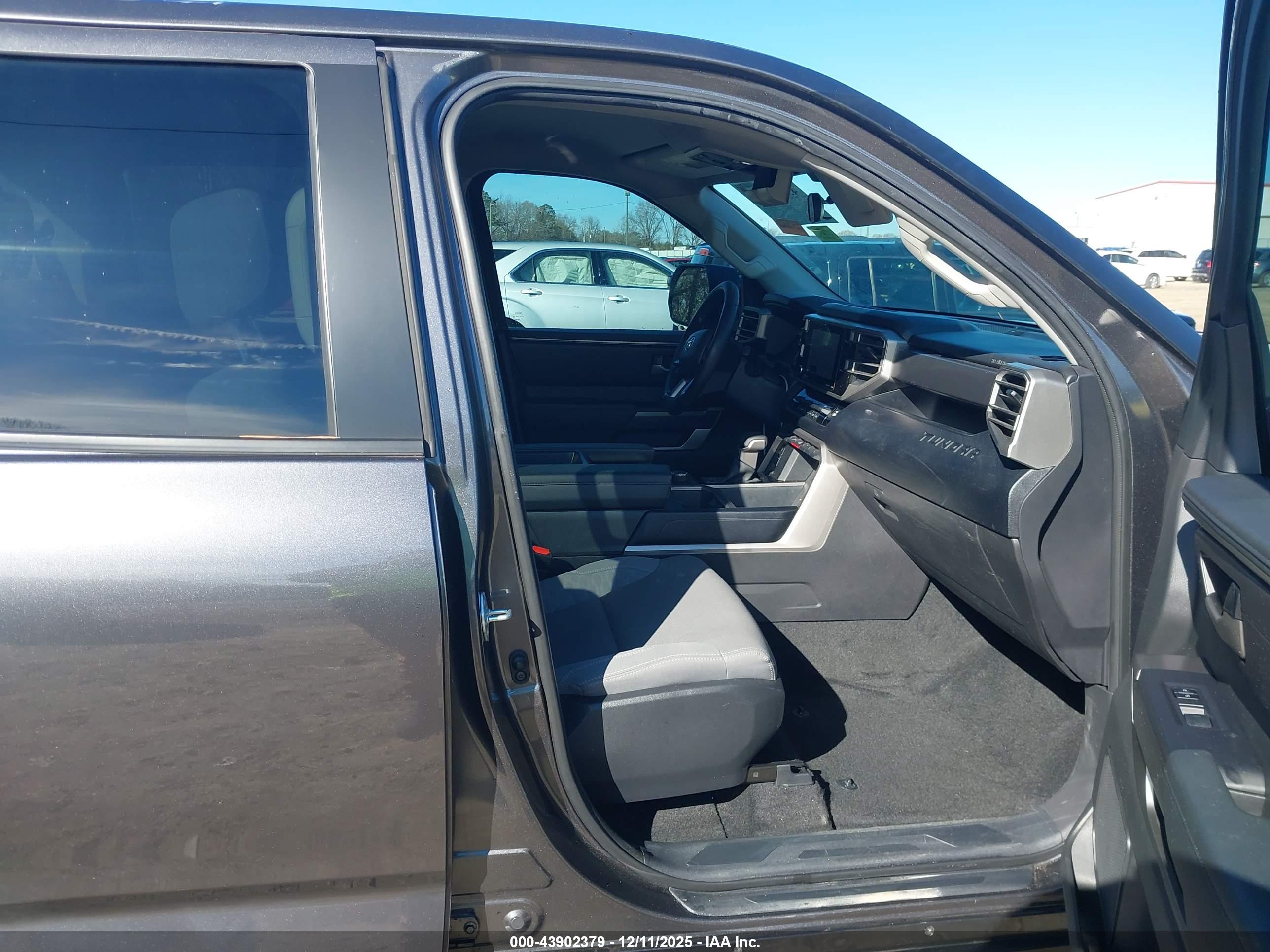 TOYOTA TUNDRA image 5