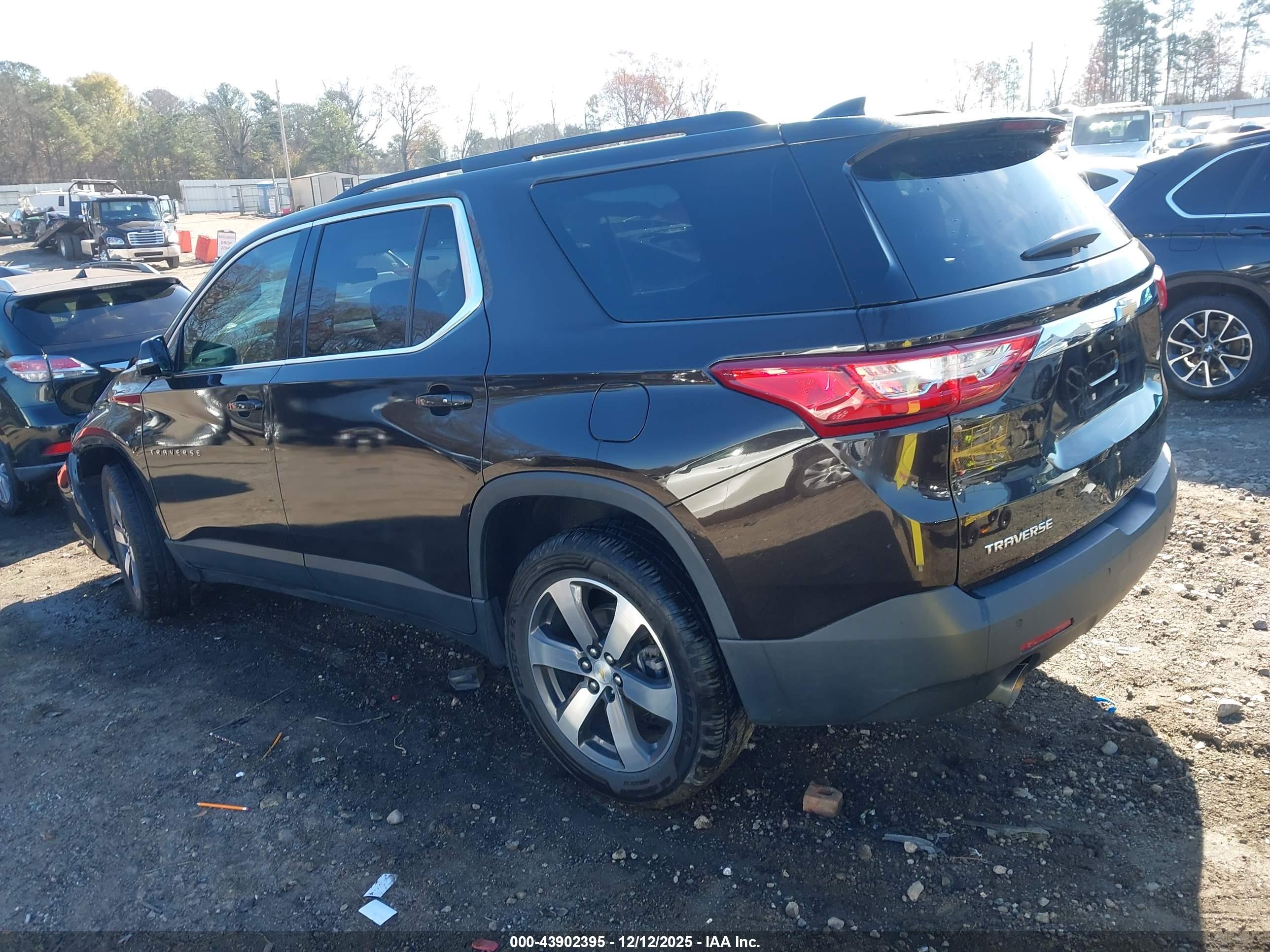 CHEVROLET TRAVERSE image 3