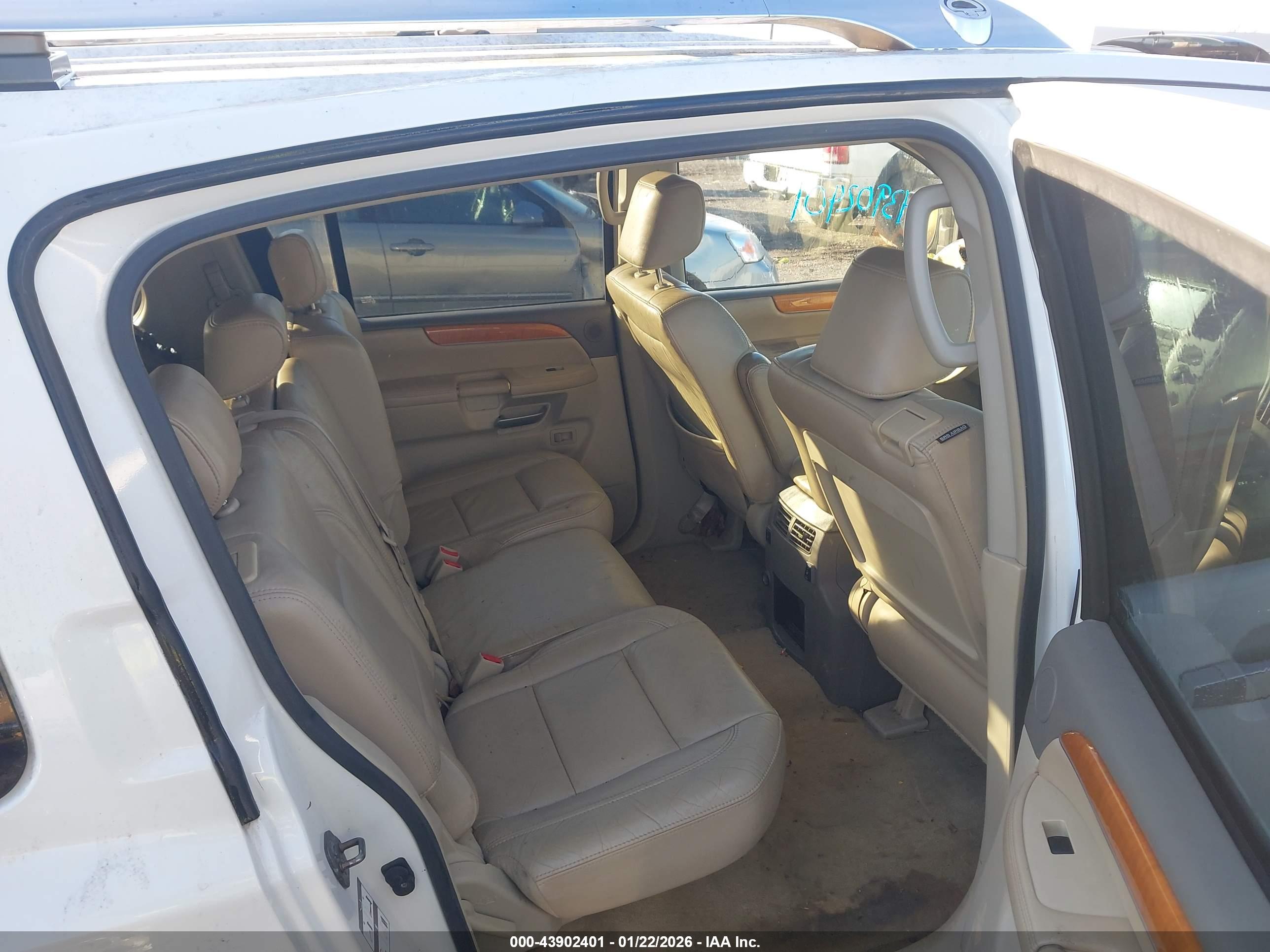 INFINITI QX56 image 8