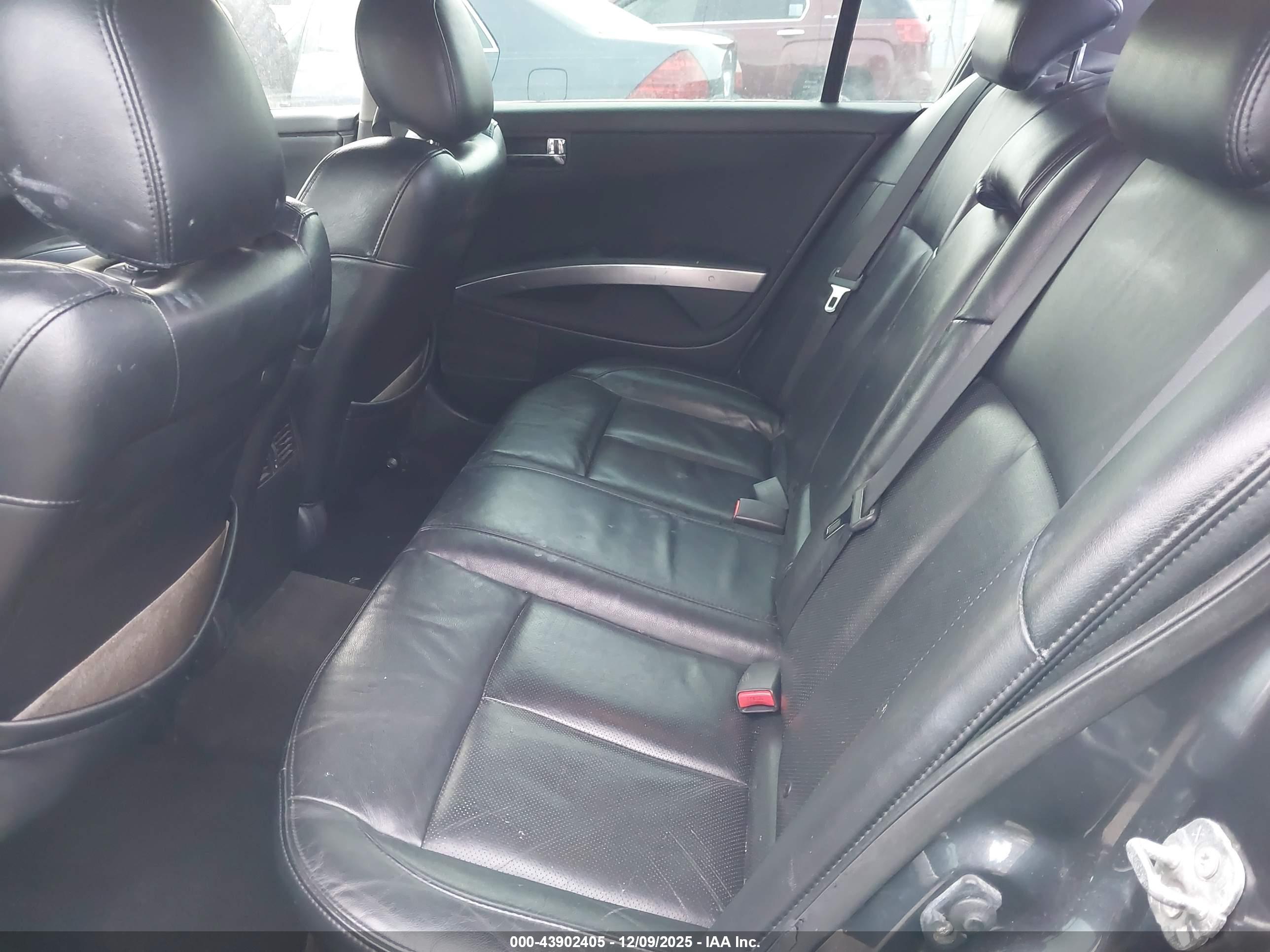 NISSAN MAXIMA image 8