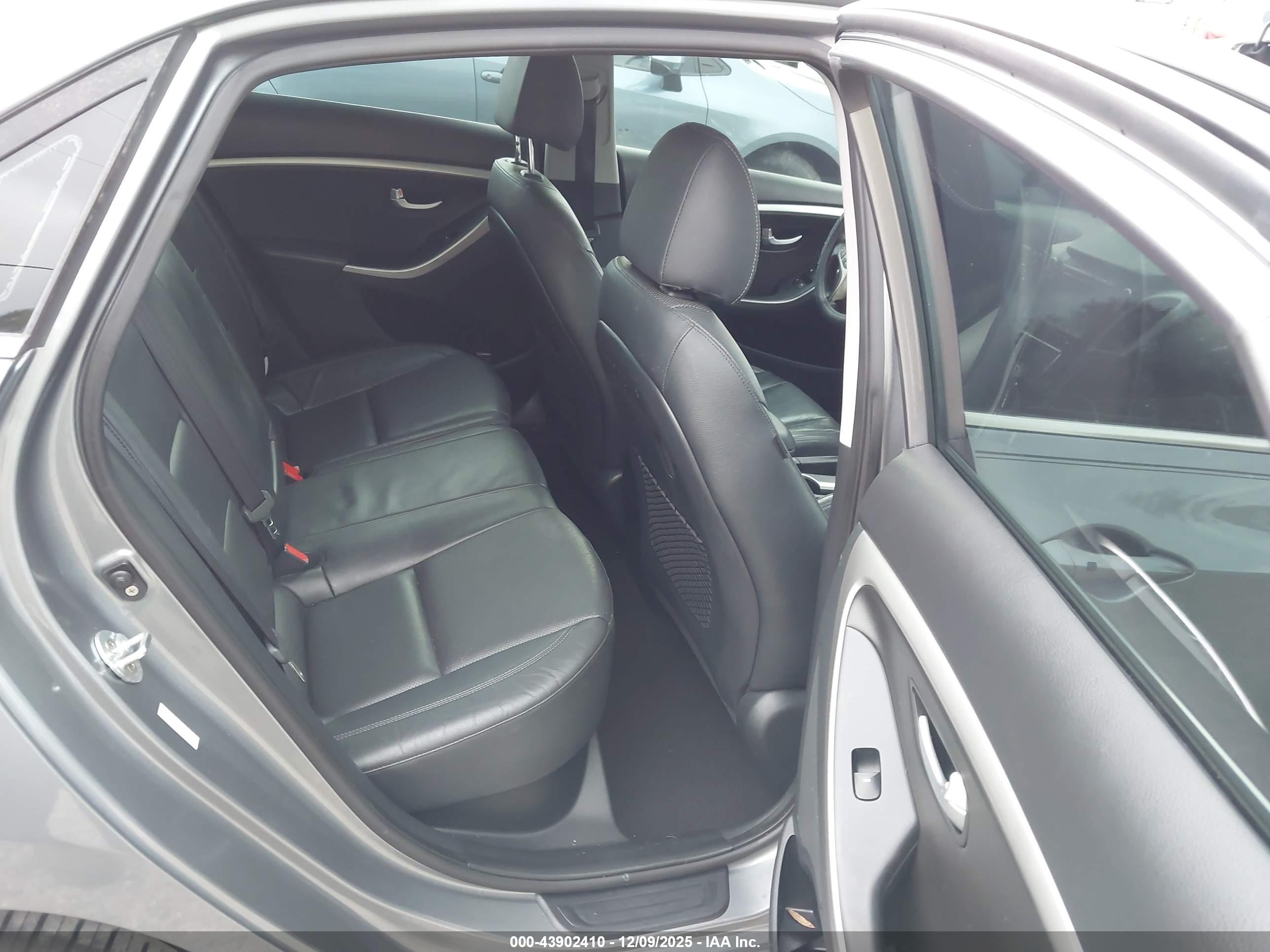 HYUNDAI ELANTRA image 8
