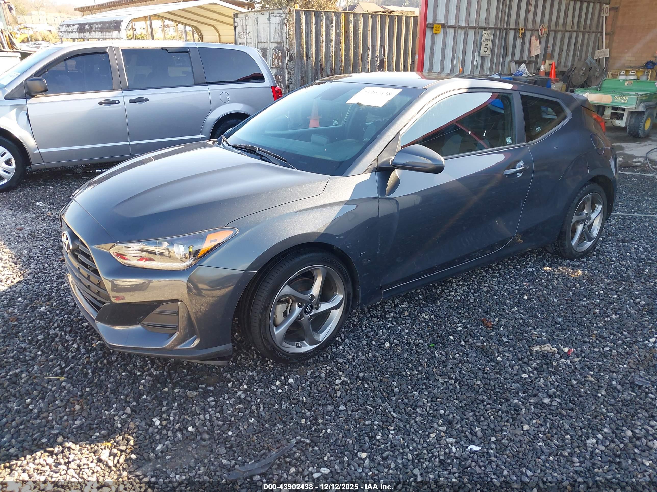 HYUNDAI VELOSTER image 2
