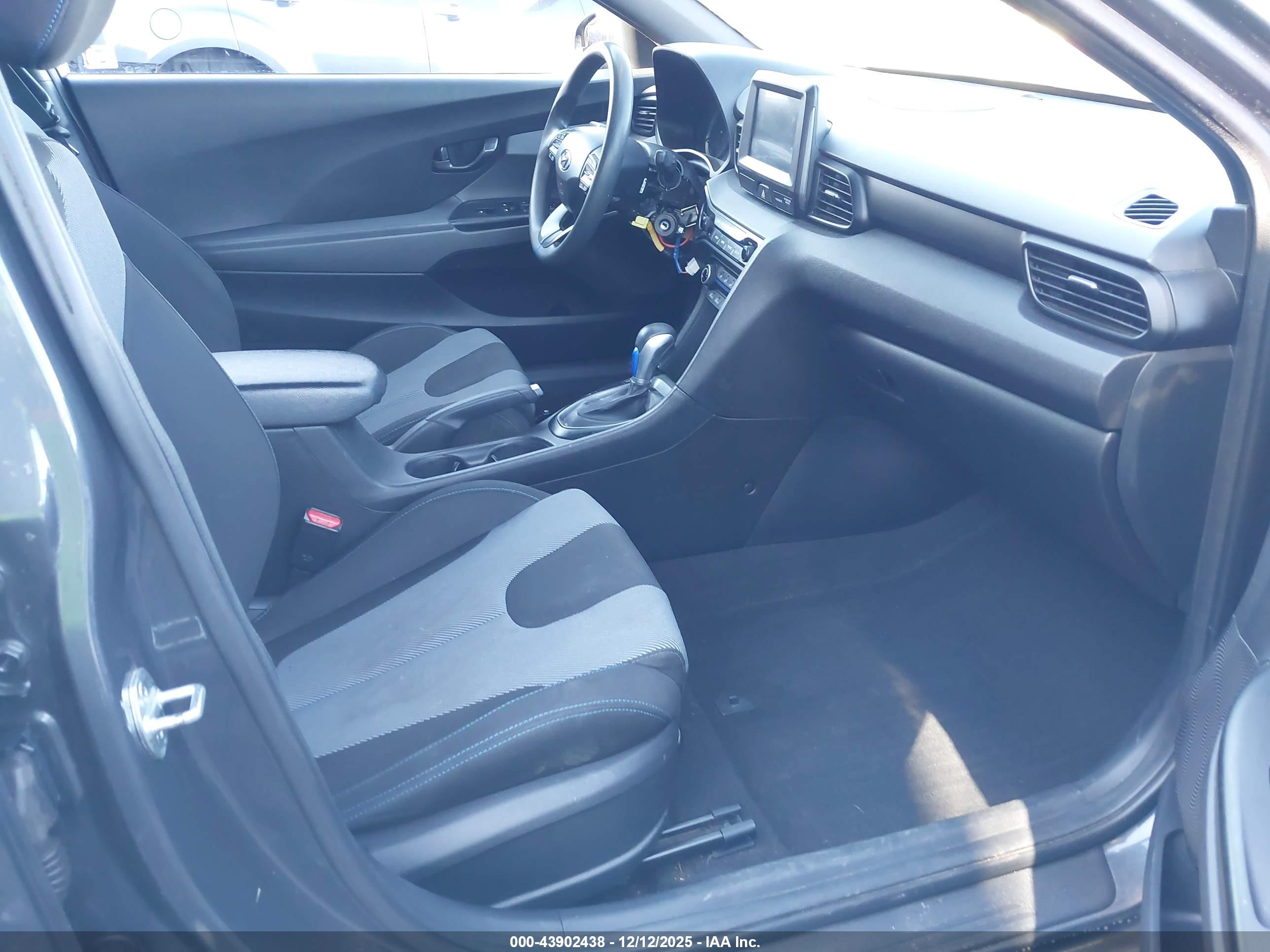 HYUNDAI VELOSTER image 5