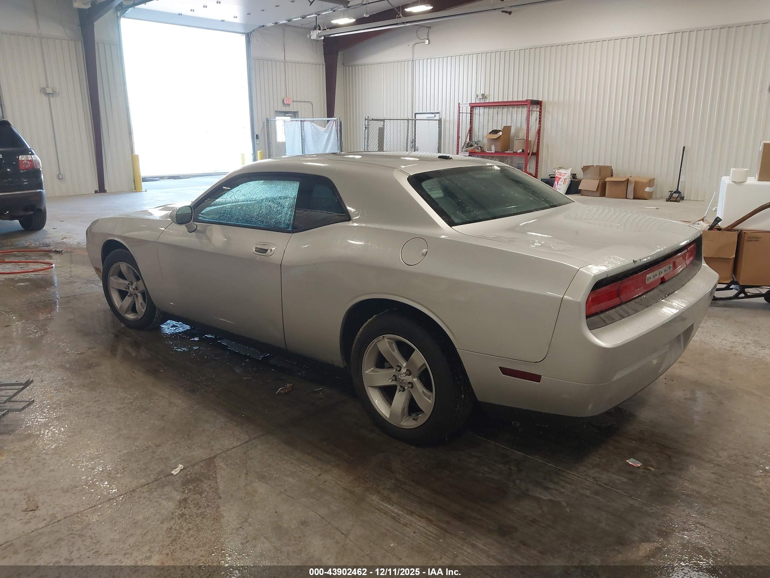 DODGE CHALLENGER image 3