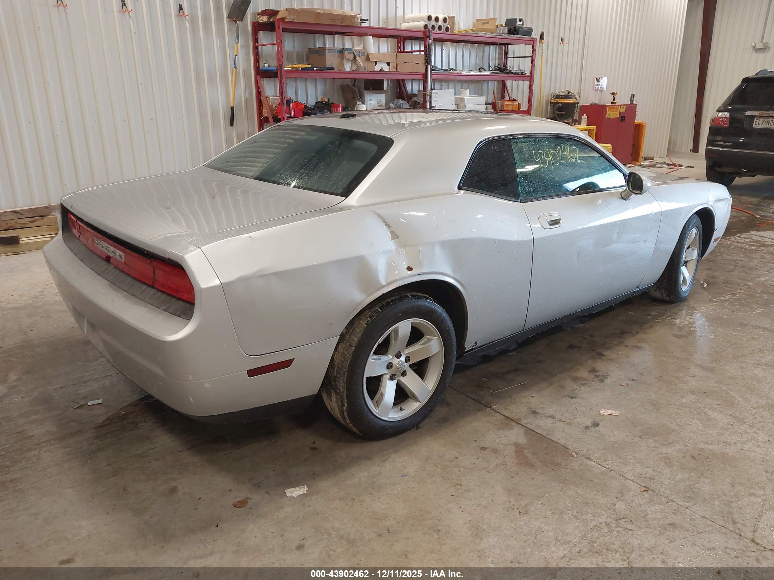 DODGE CHALLENGER image 4