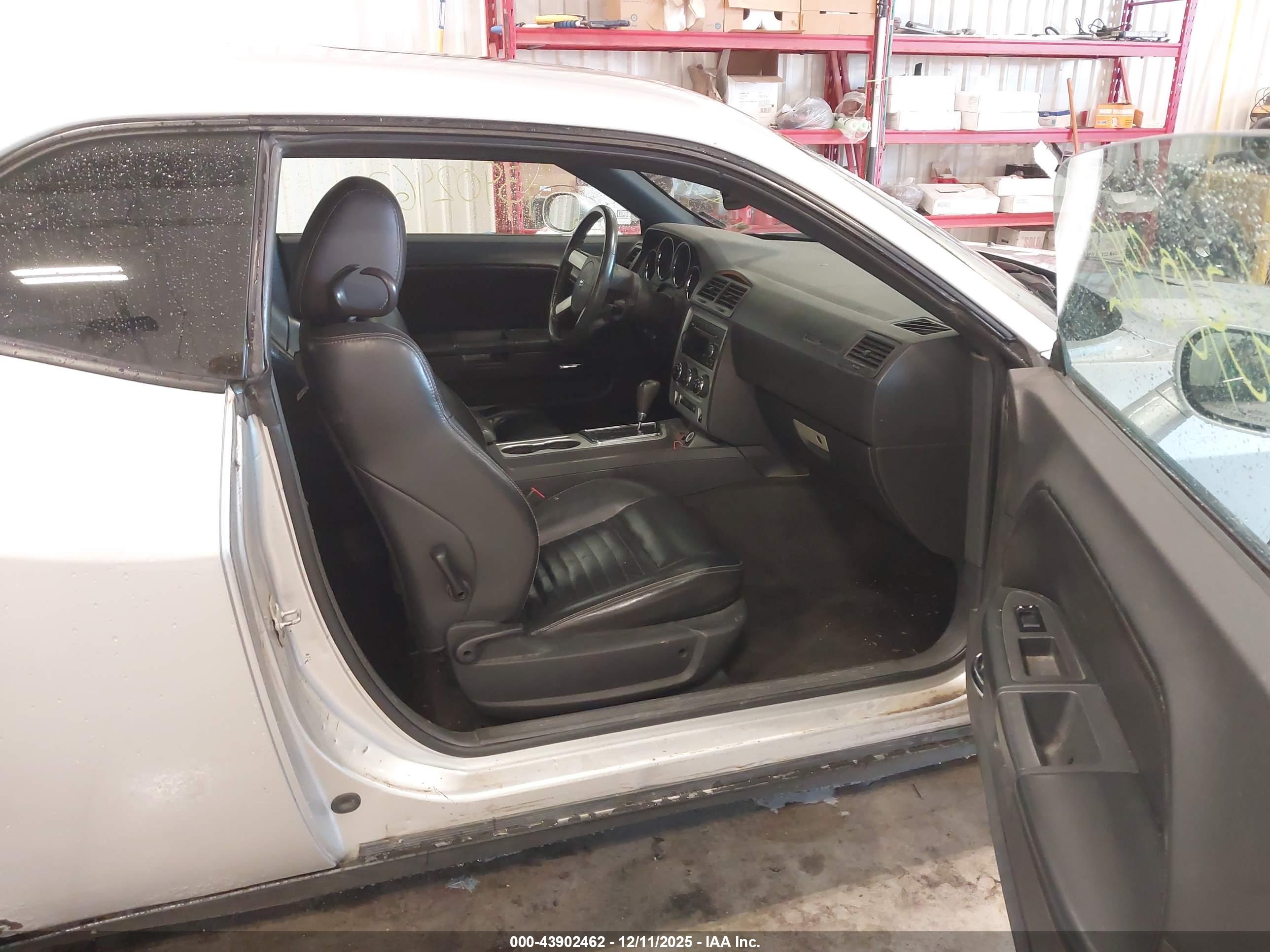 DODGE CHALLENGER image 5