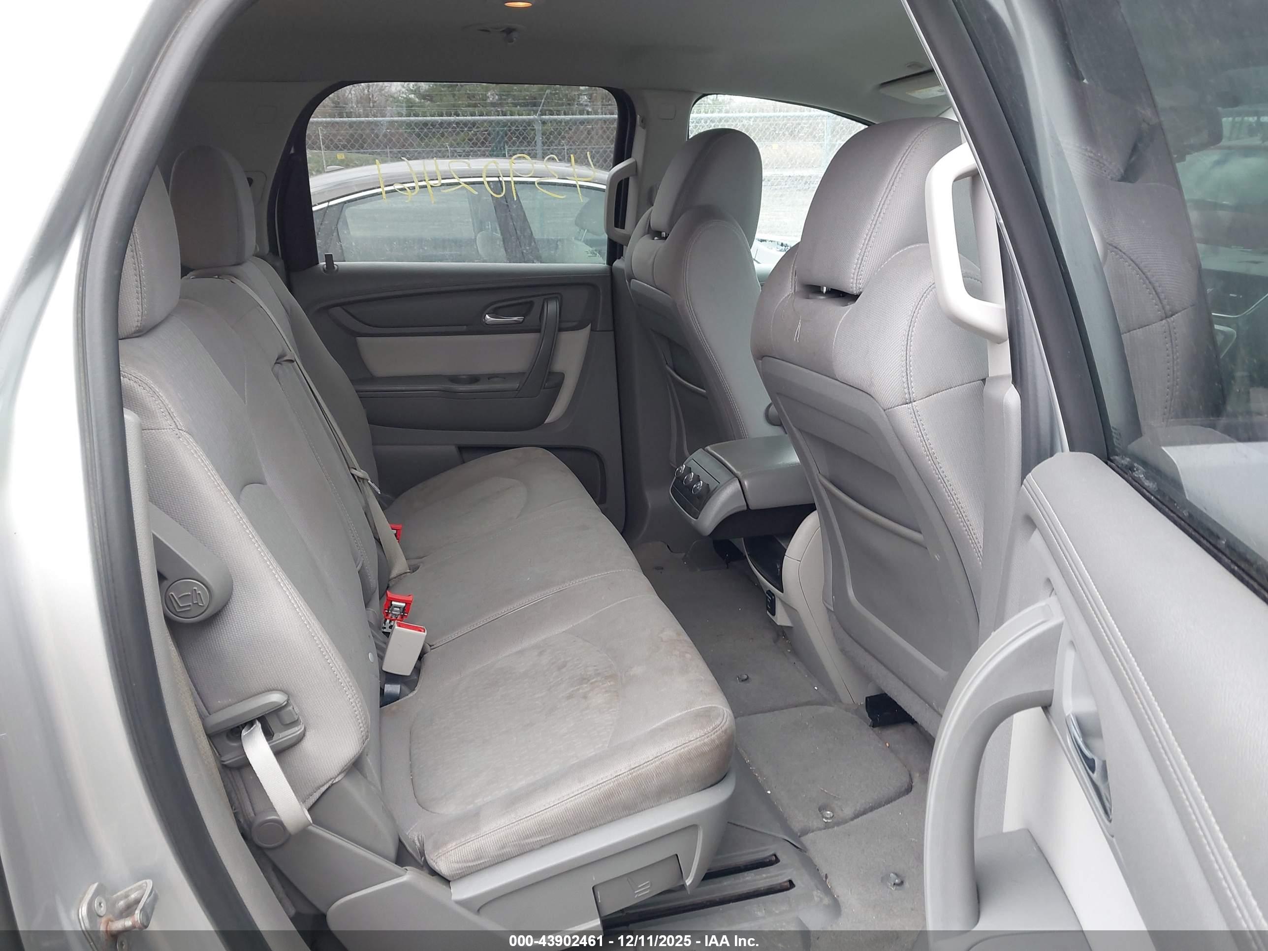 GMC ACADIA image 8