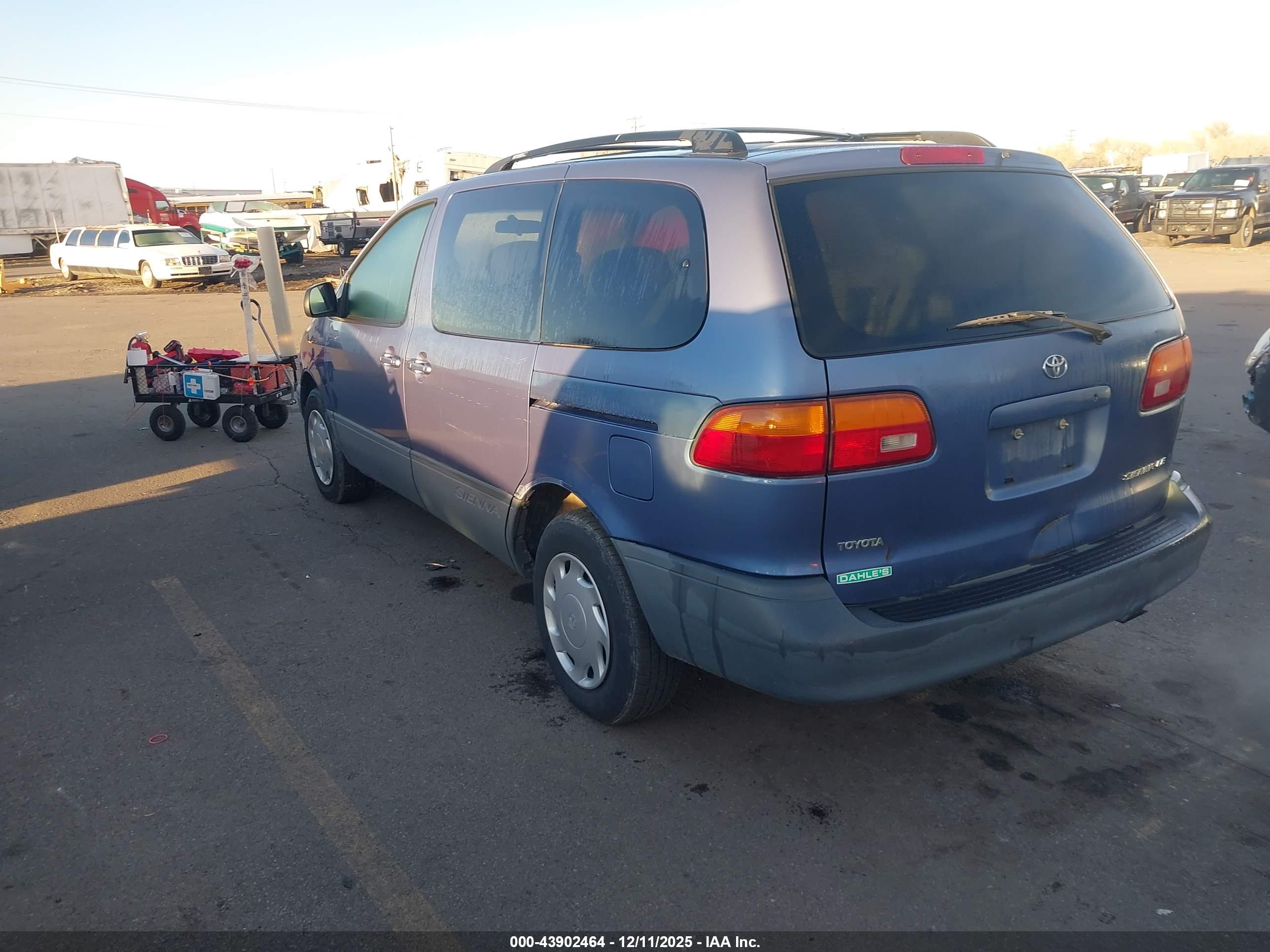 TOYOTA SIENNA image 3