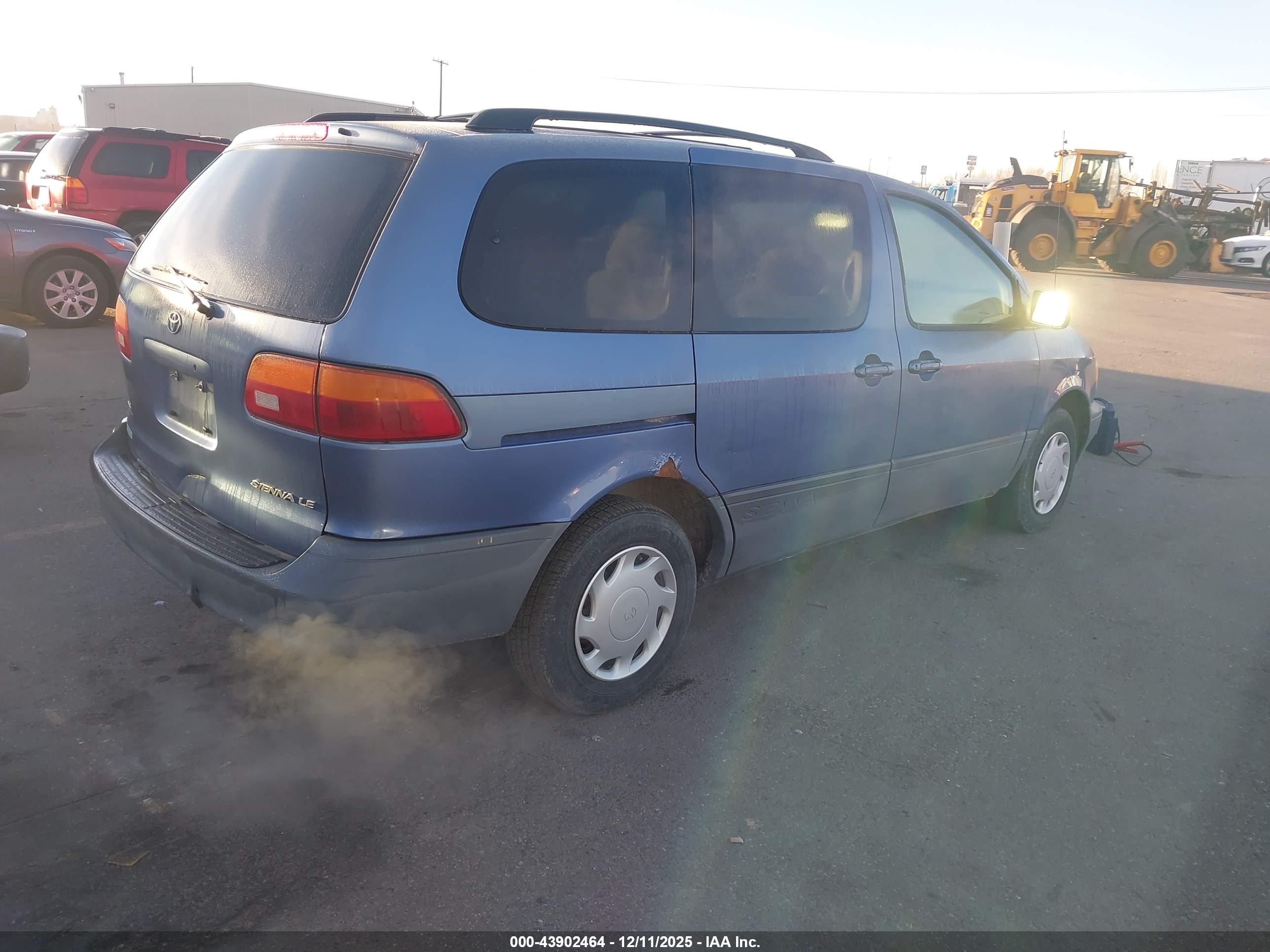 TOYOTA SIENNA image 4