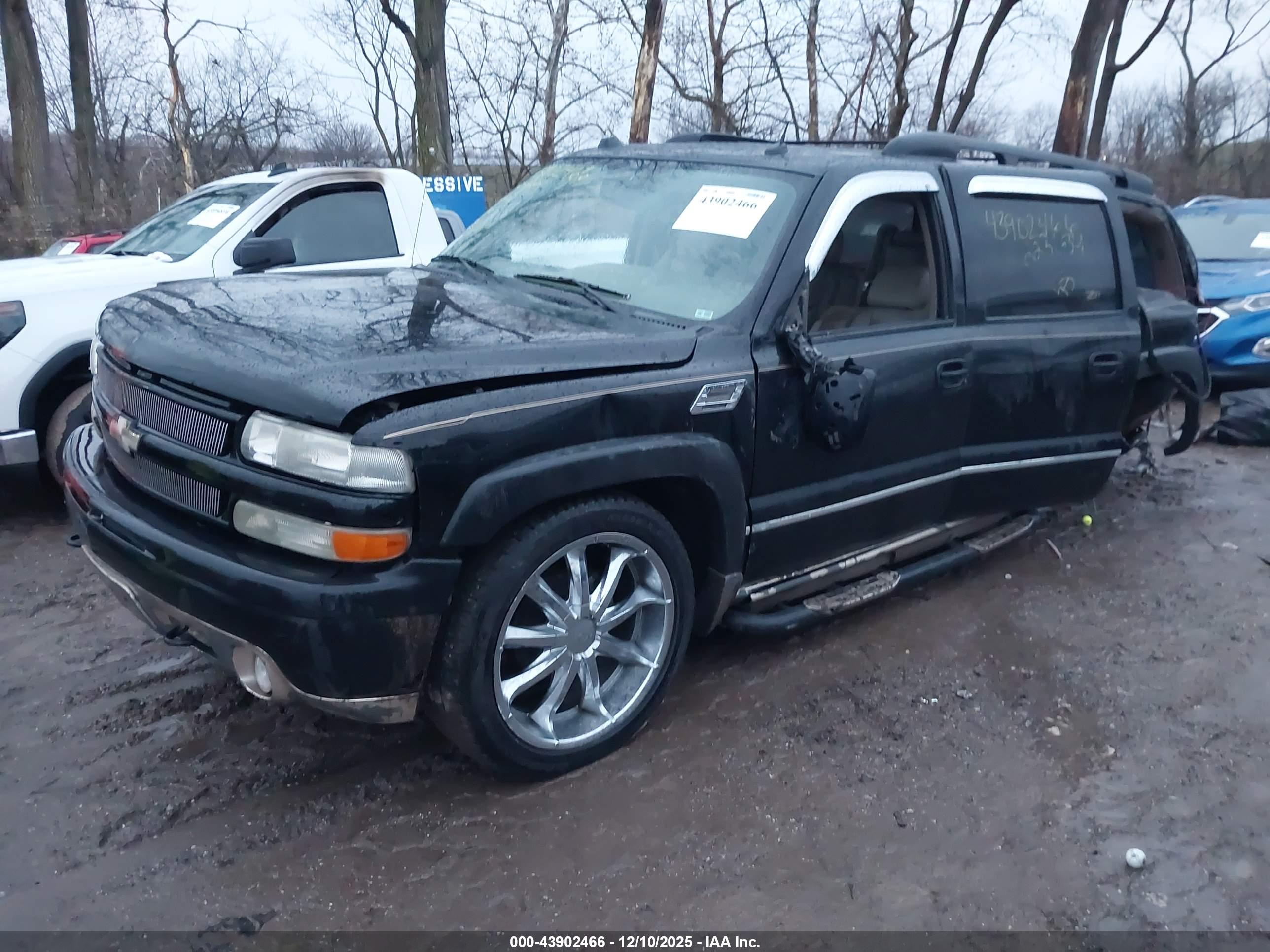 CHEVROLET SUBURBAN image 2