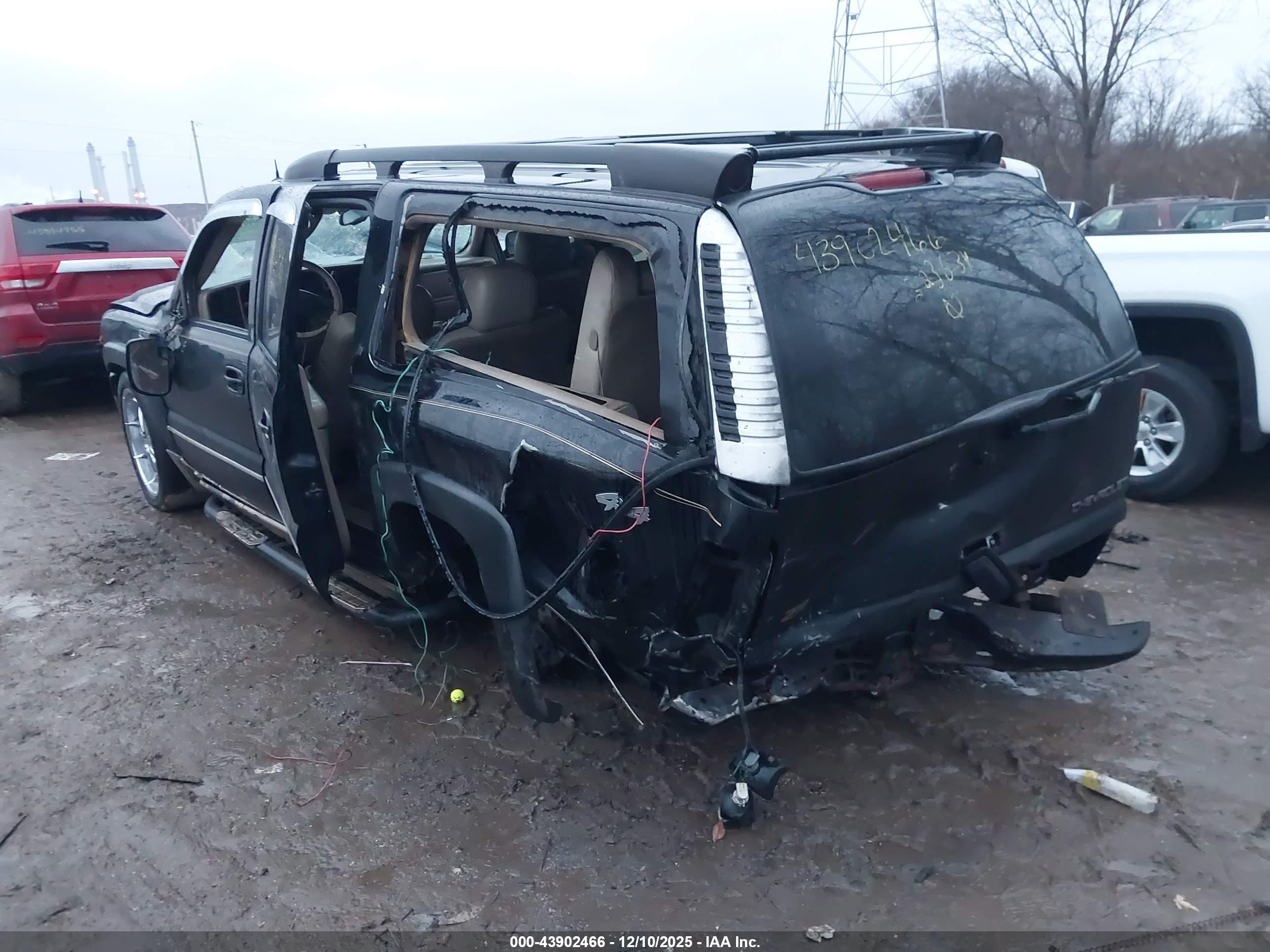 CHEVROLET SUBURBAN image 3