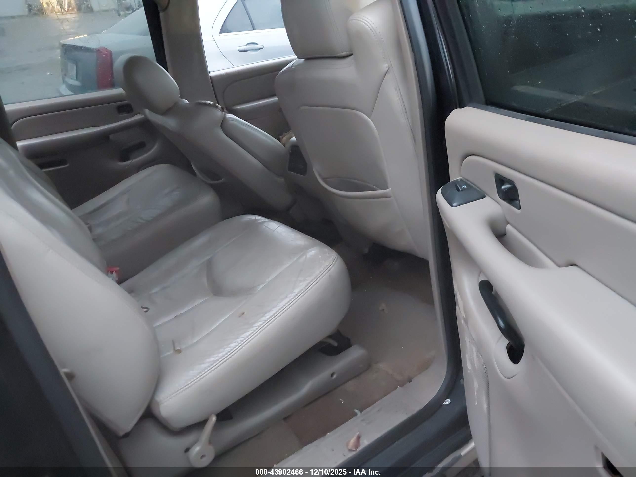 CHEVROLET SUBURBAN image 8