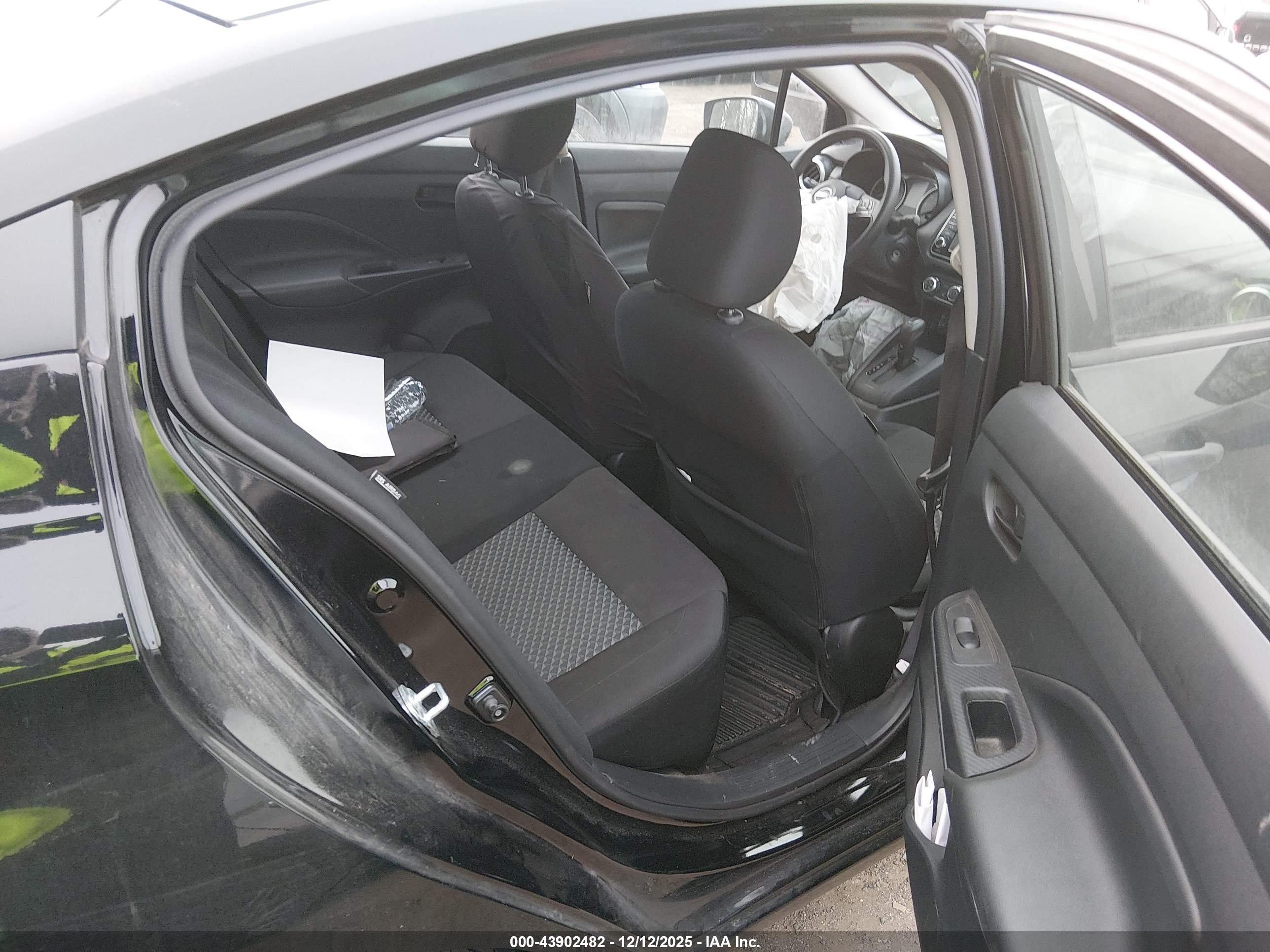NISSAN VERSA image 8