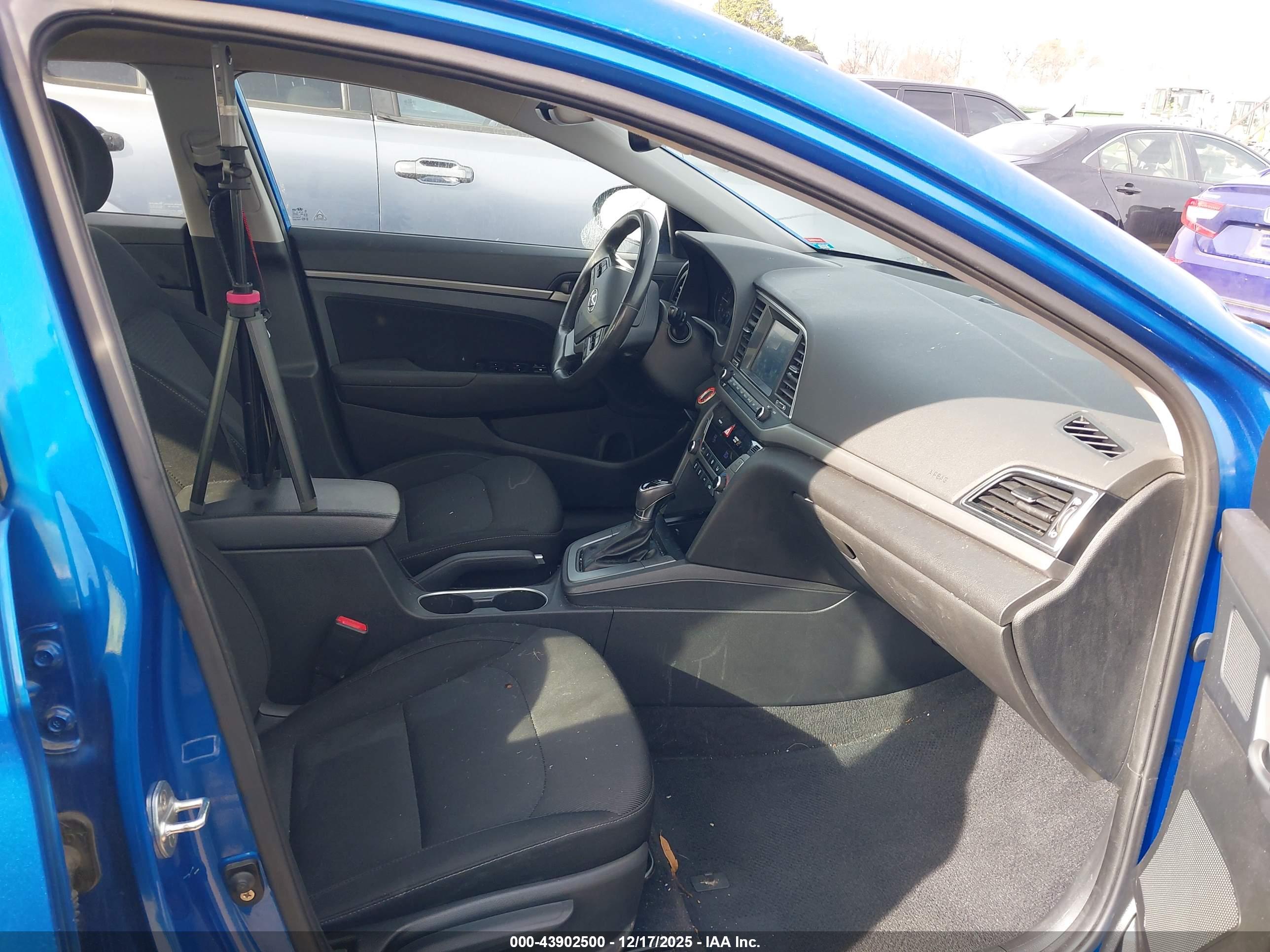 HYUNDAI ELANTRA image 5