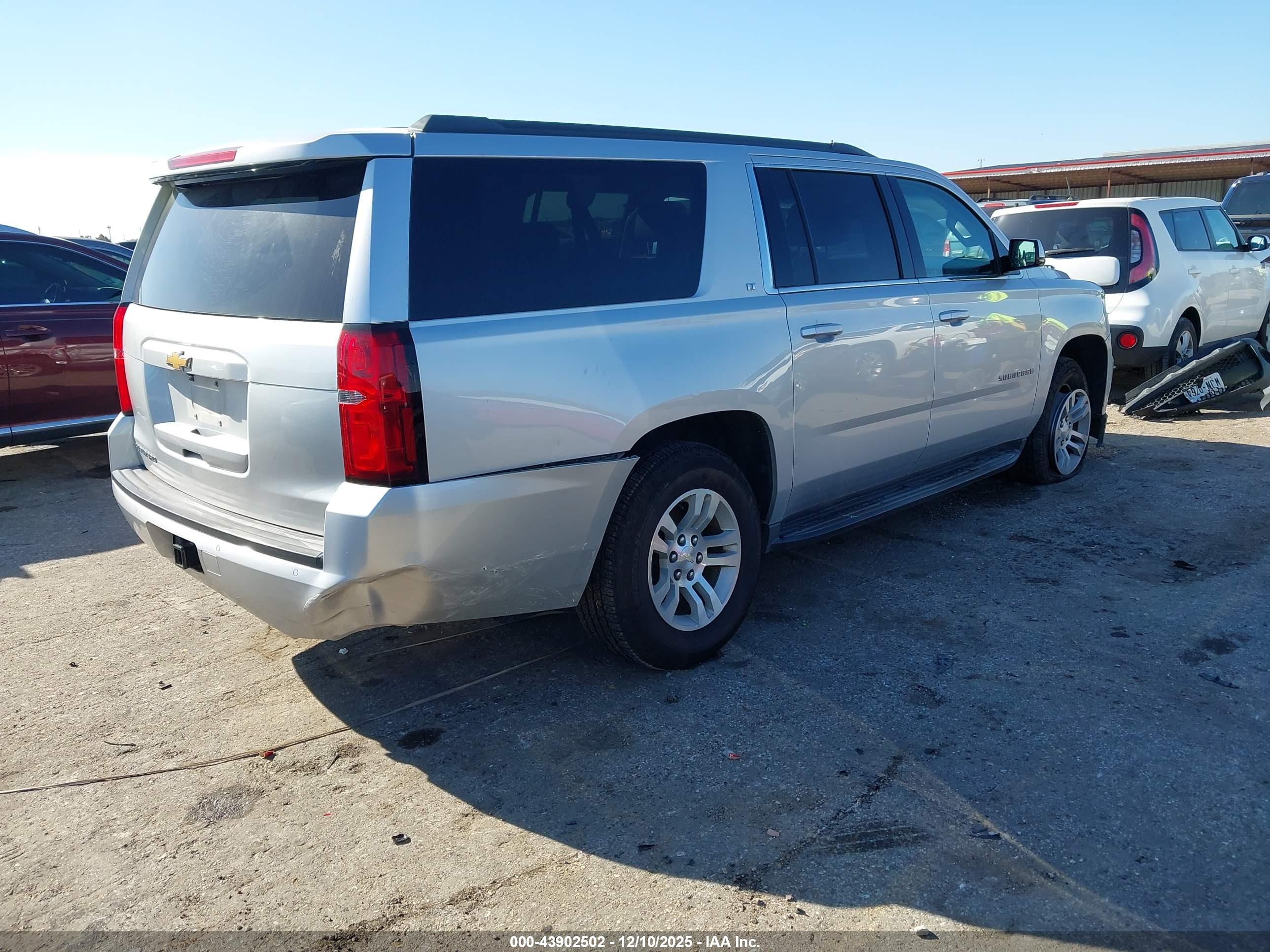CHEVROLET SUBURBAN image 4