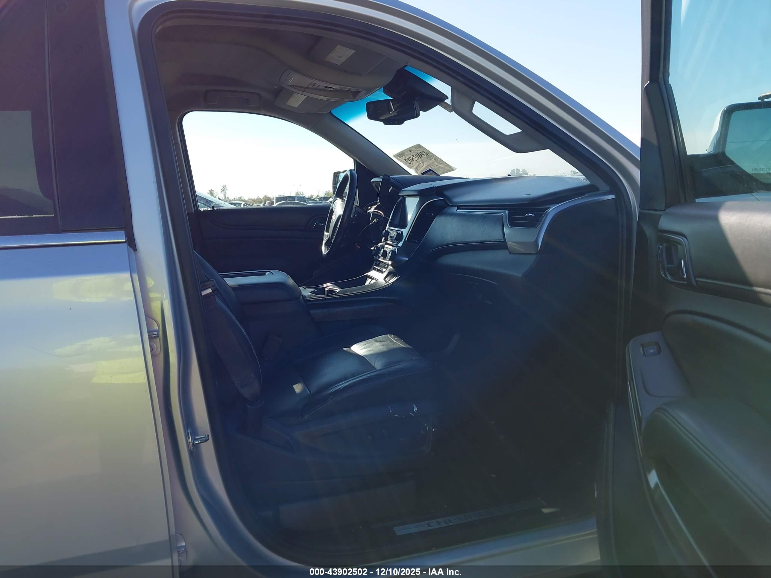 CHEVROLET SUBURBAN image 5