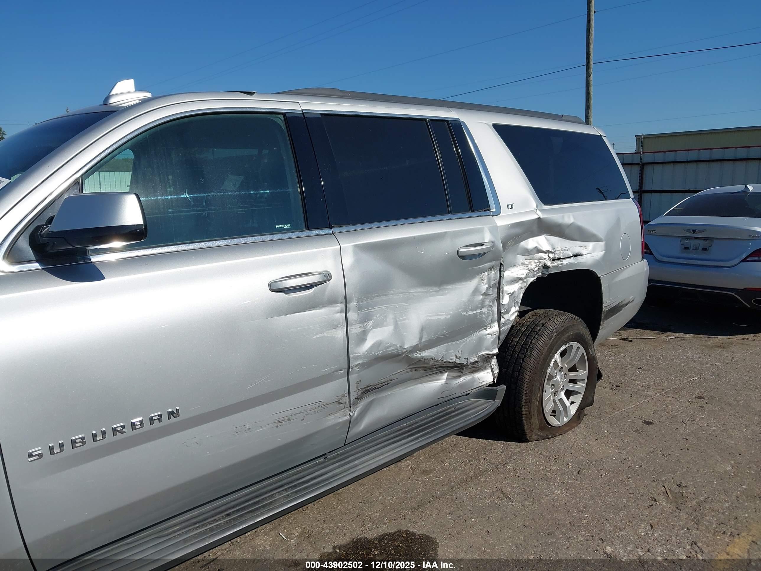 CHEVROLET SUBURBAN image 6