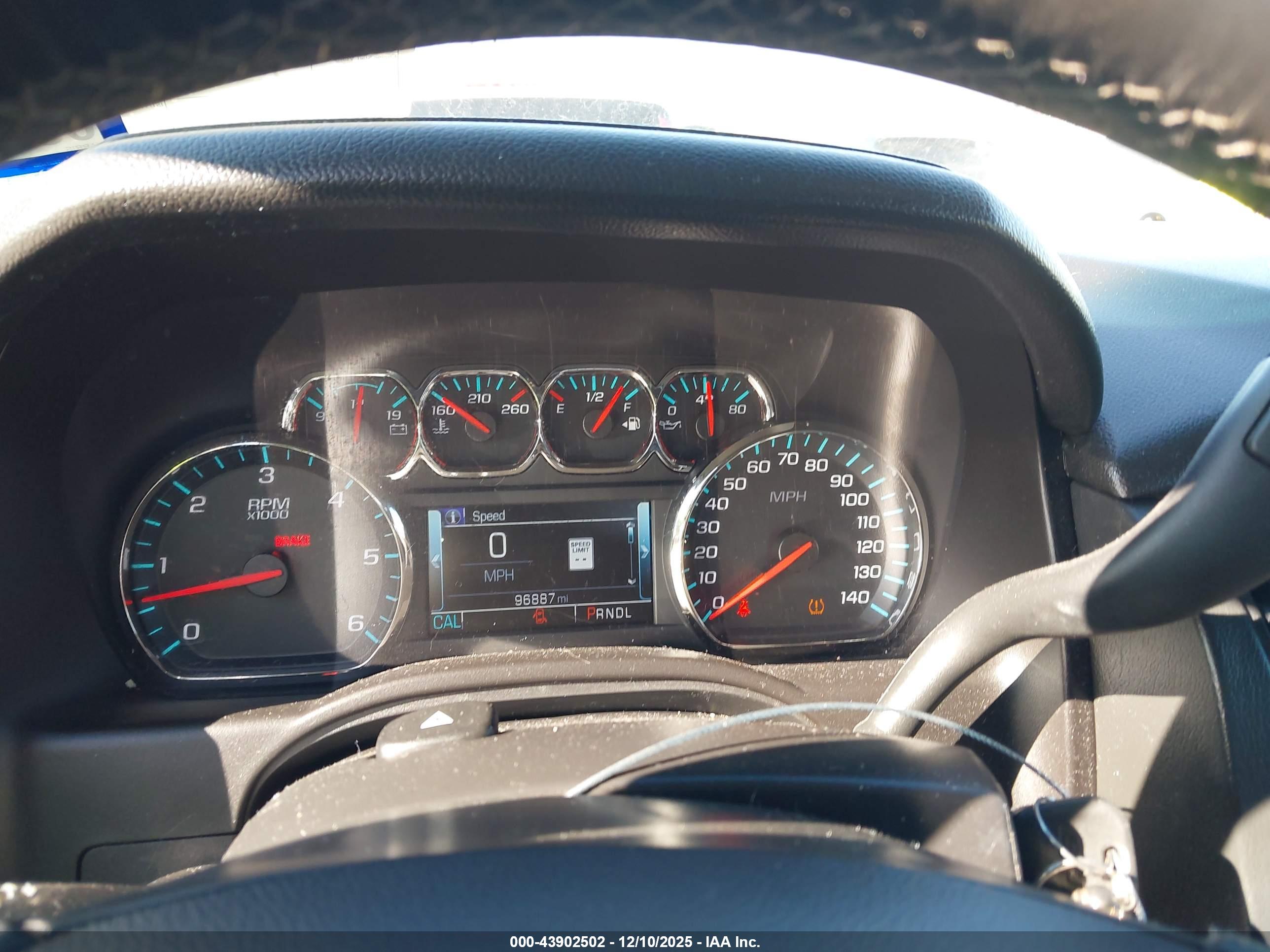 CHEVROLET SUBURBAN image 7