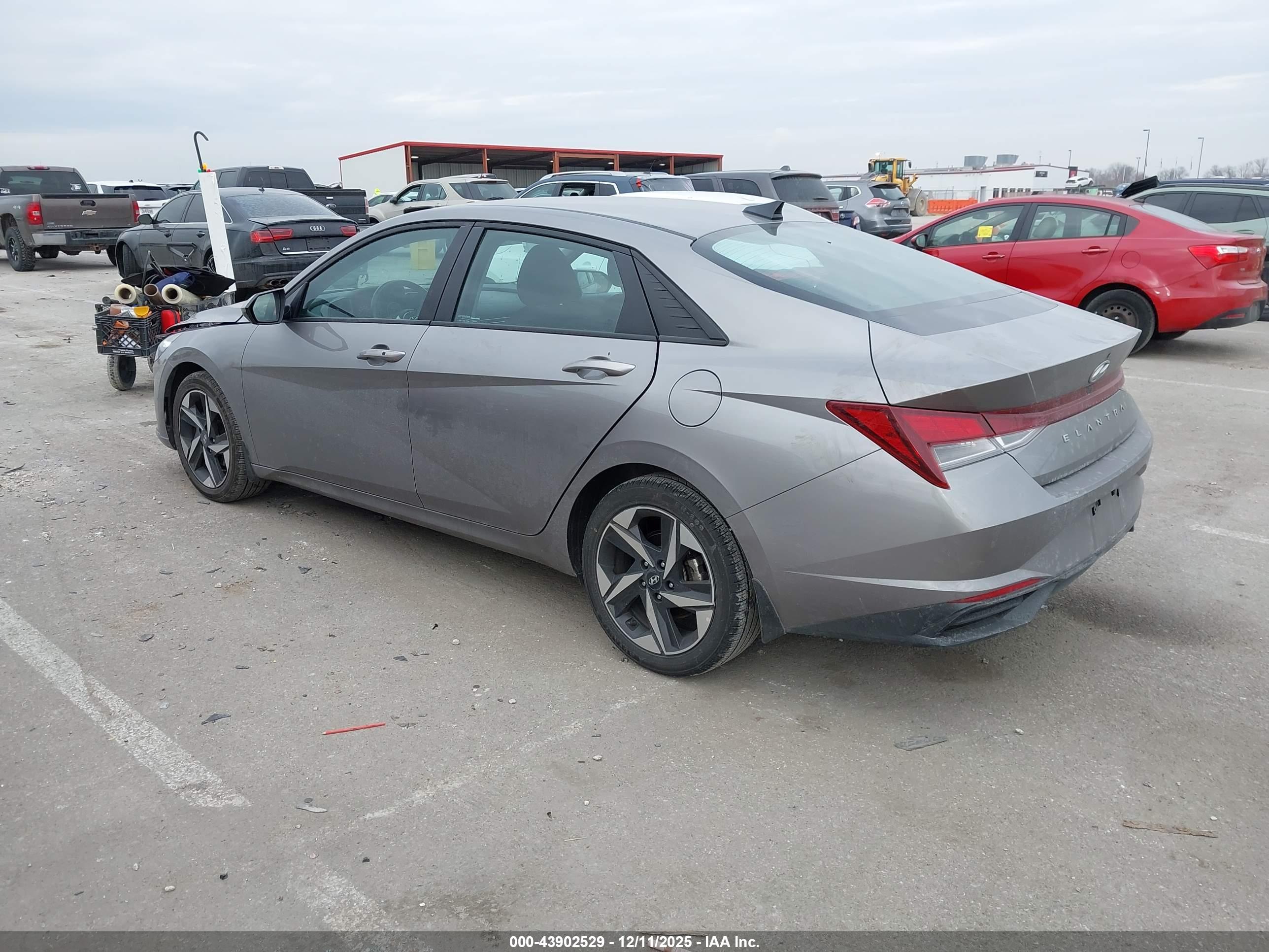 HYUNDAI ELANTRA image 3