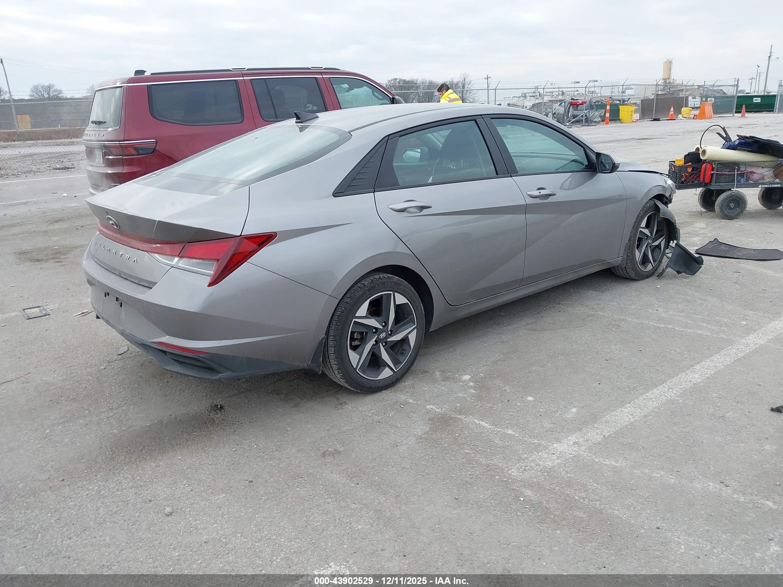 HYUNDAI ELANTRA image 4