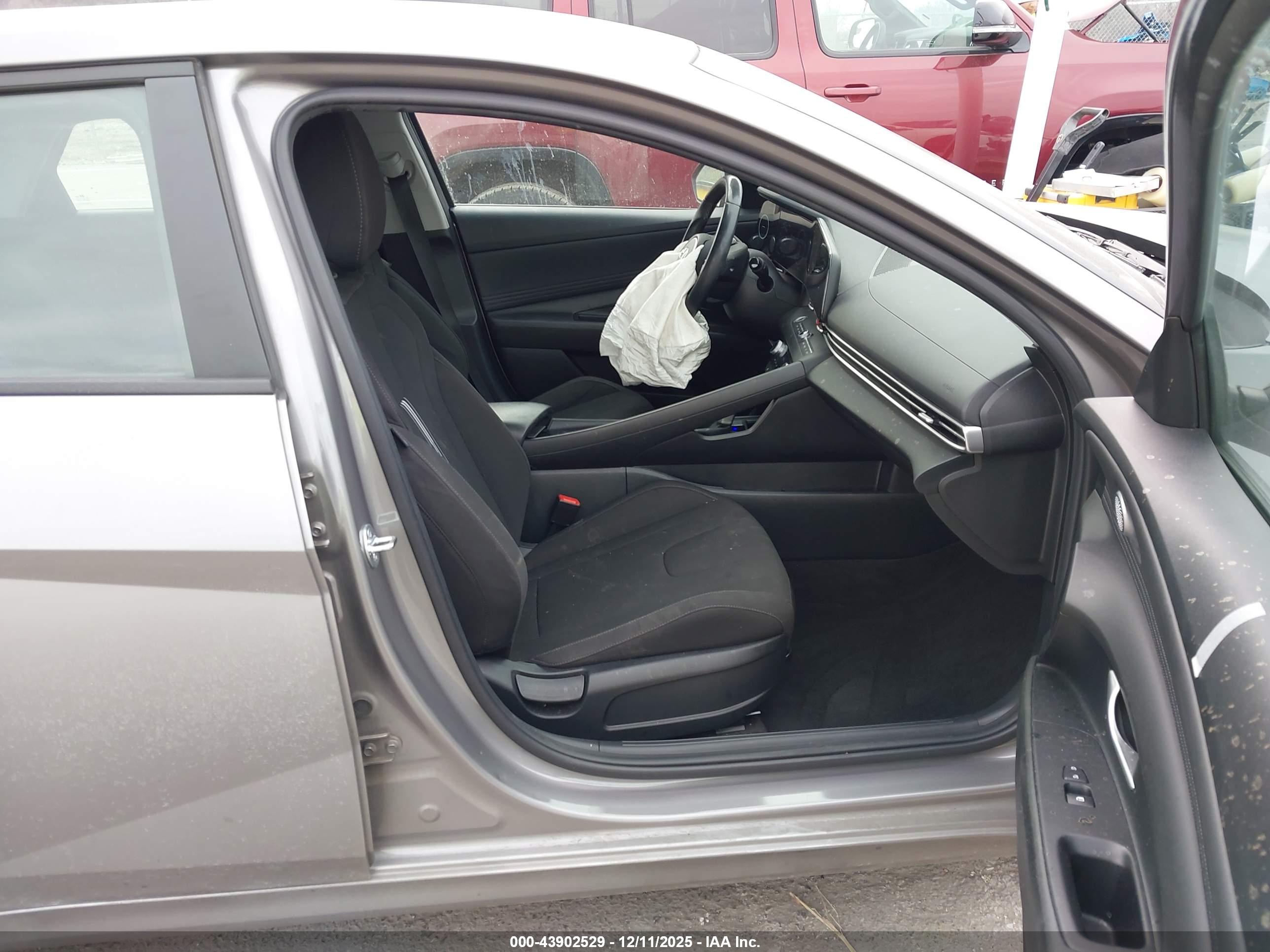 HYUNDAI ELANTRA image 5