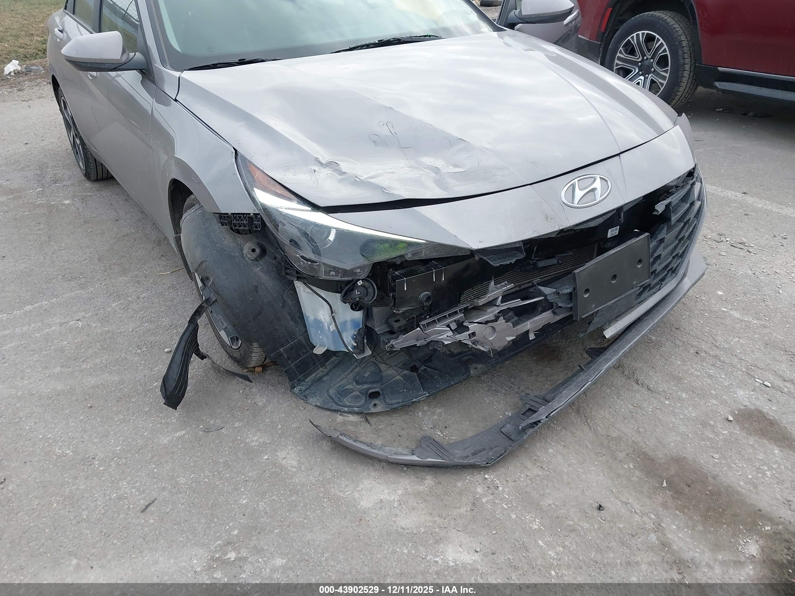 HYUNDAI ELANTRA image 6