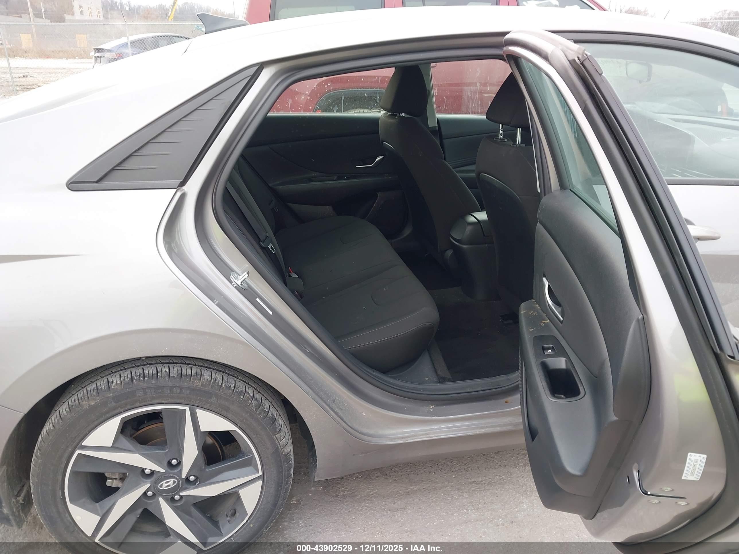 HYUNDAI ELANTRA image 8