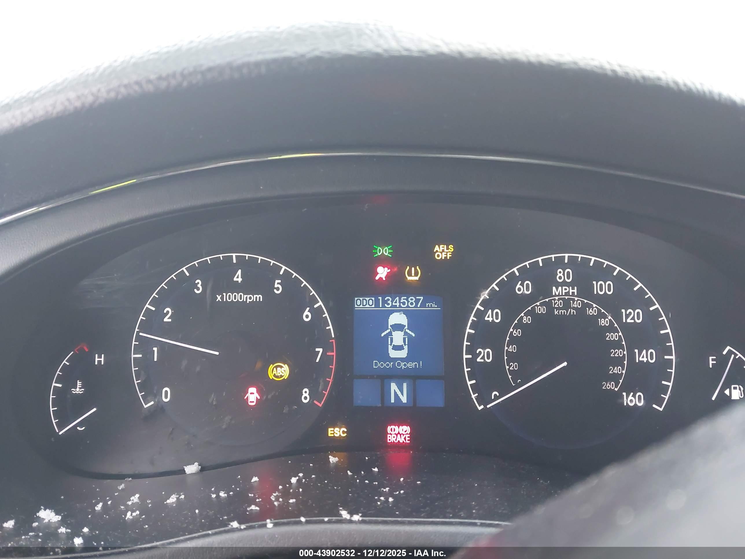 HYUNDAI GENESIS image 7