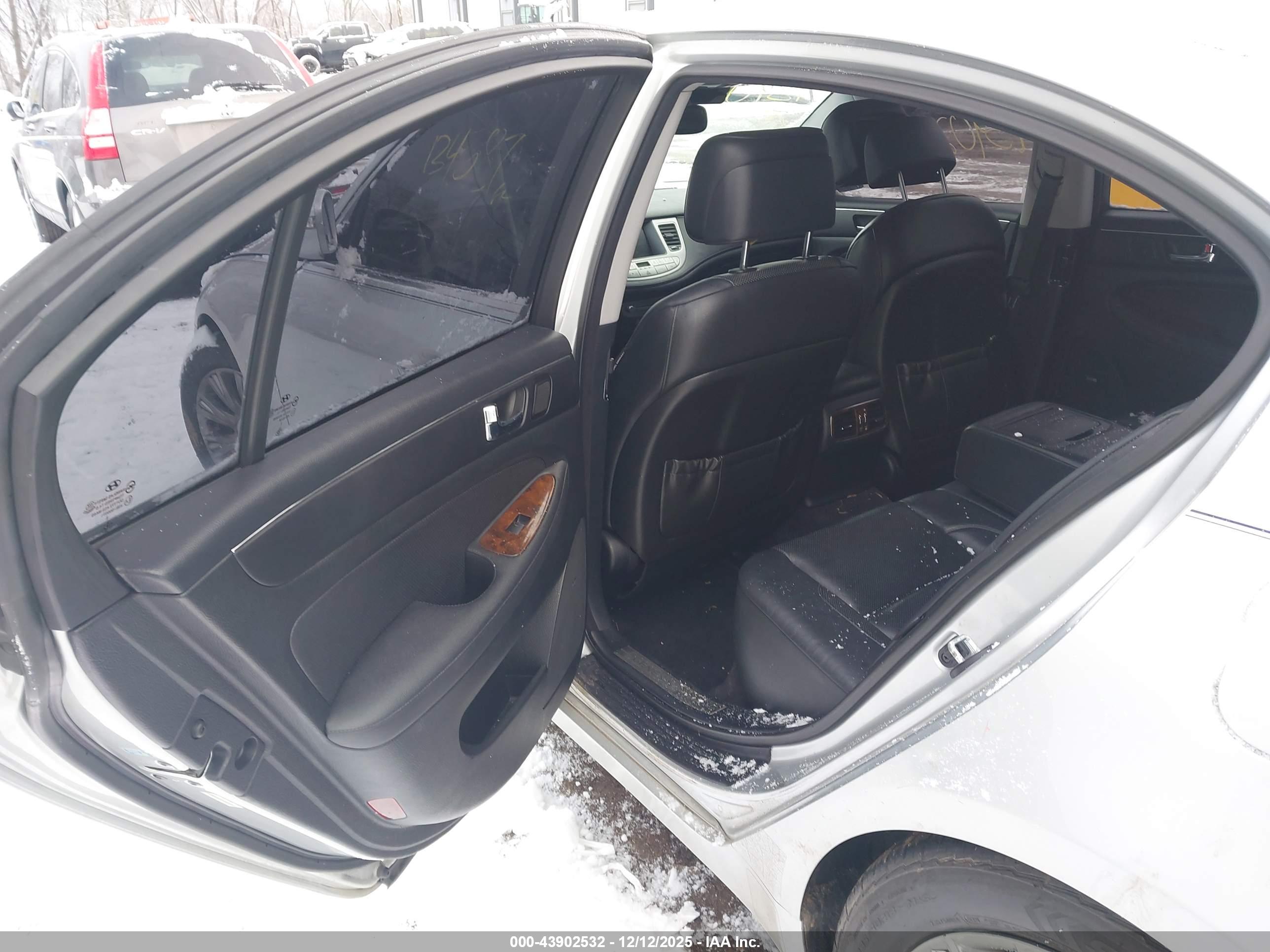 HYUNDAI GENESIS image 8