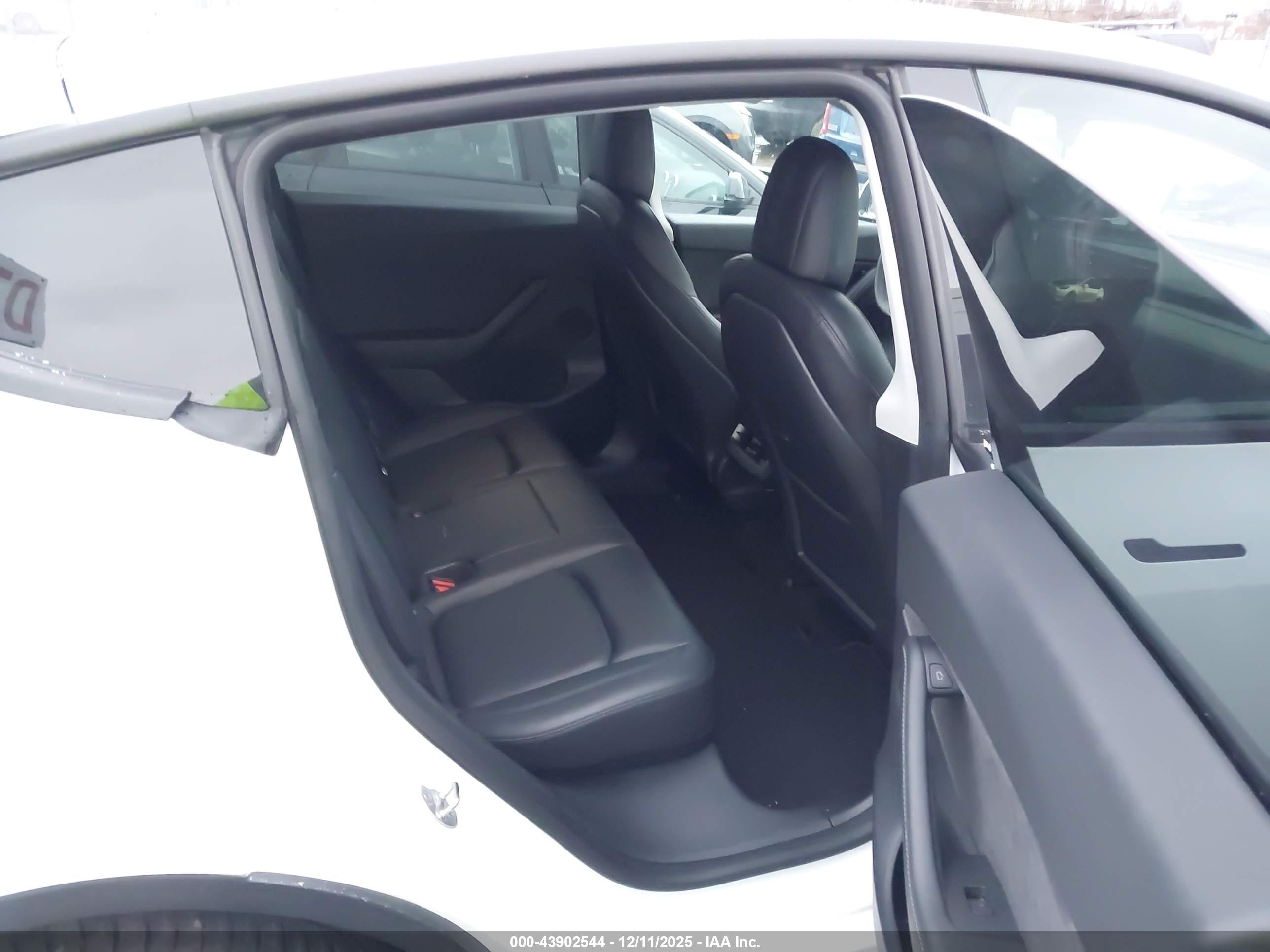 TESLA MODEL image 8