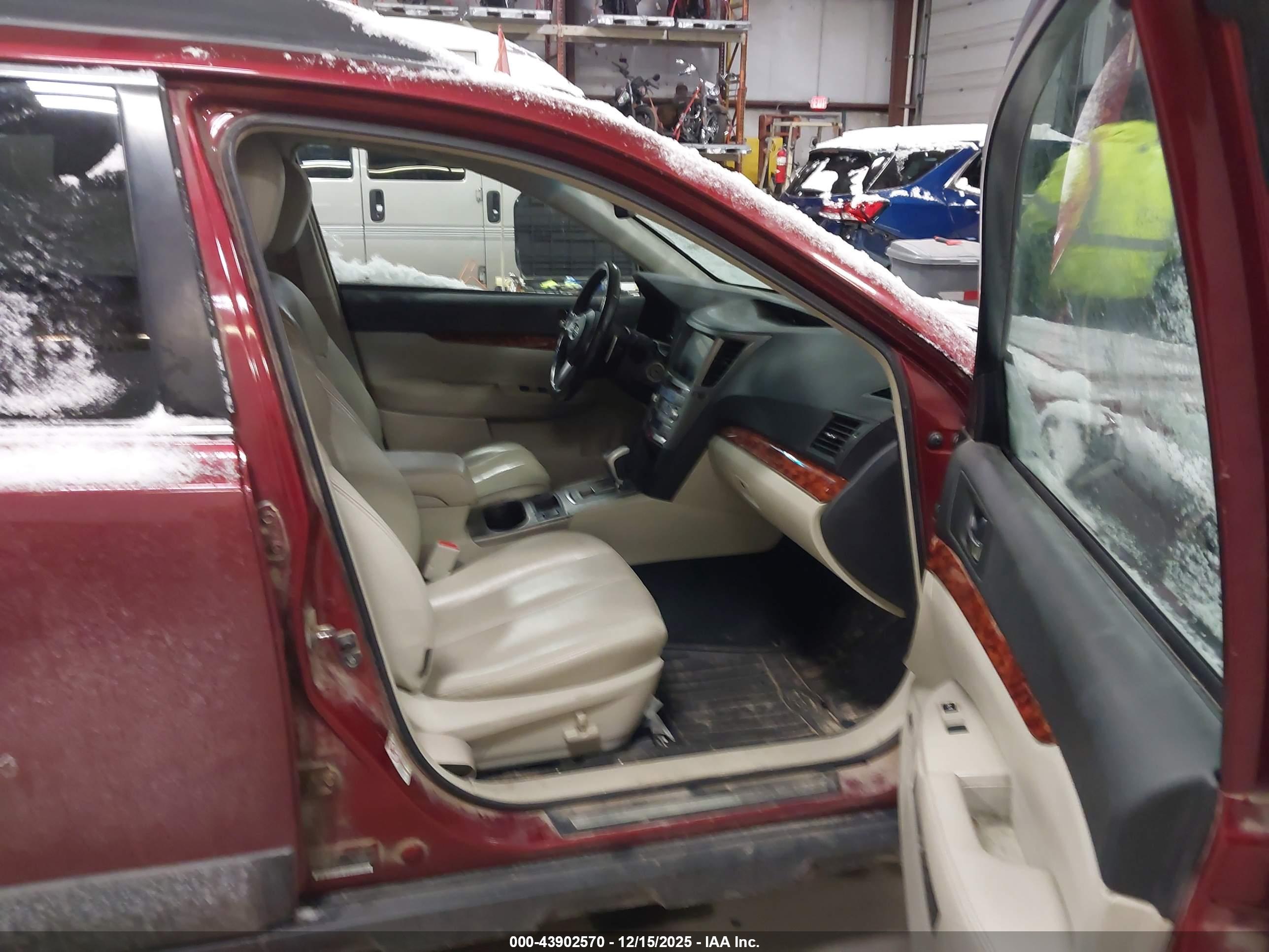 SUBARU OUTBACK image 5