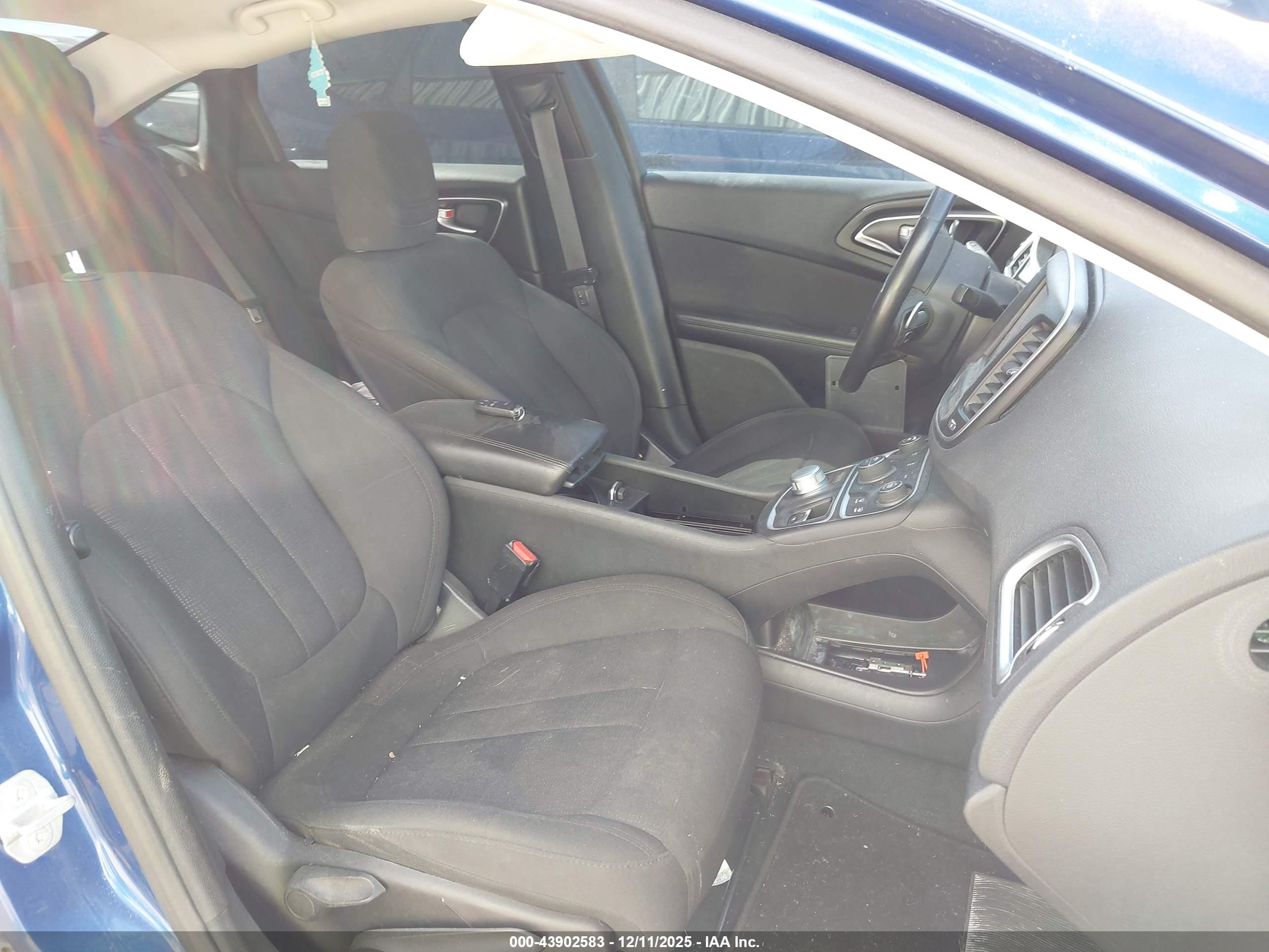 CHRYSLER 200 image 5