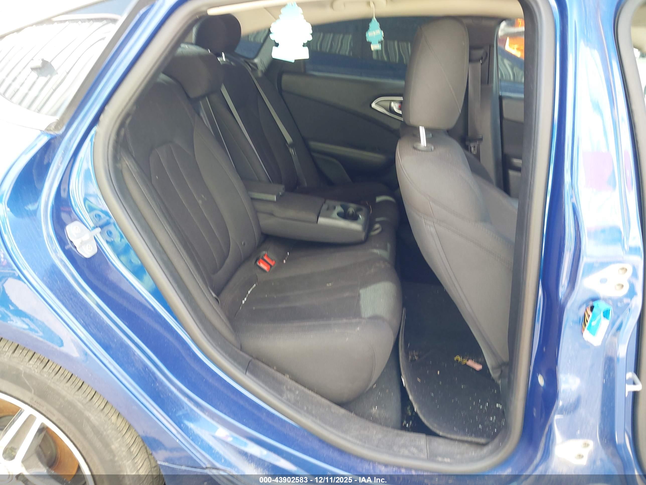 CHRYSLER 200 image 8