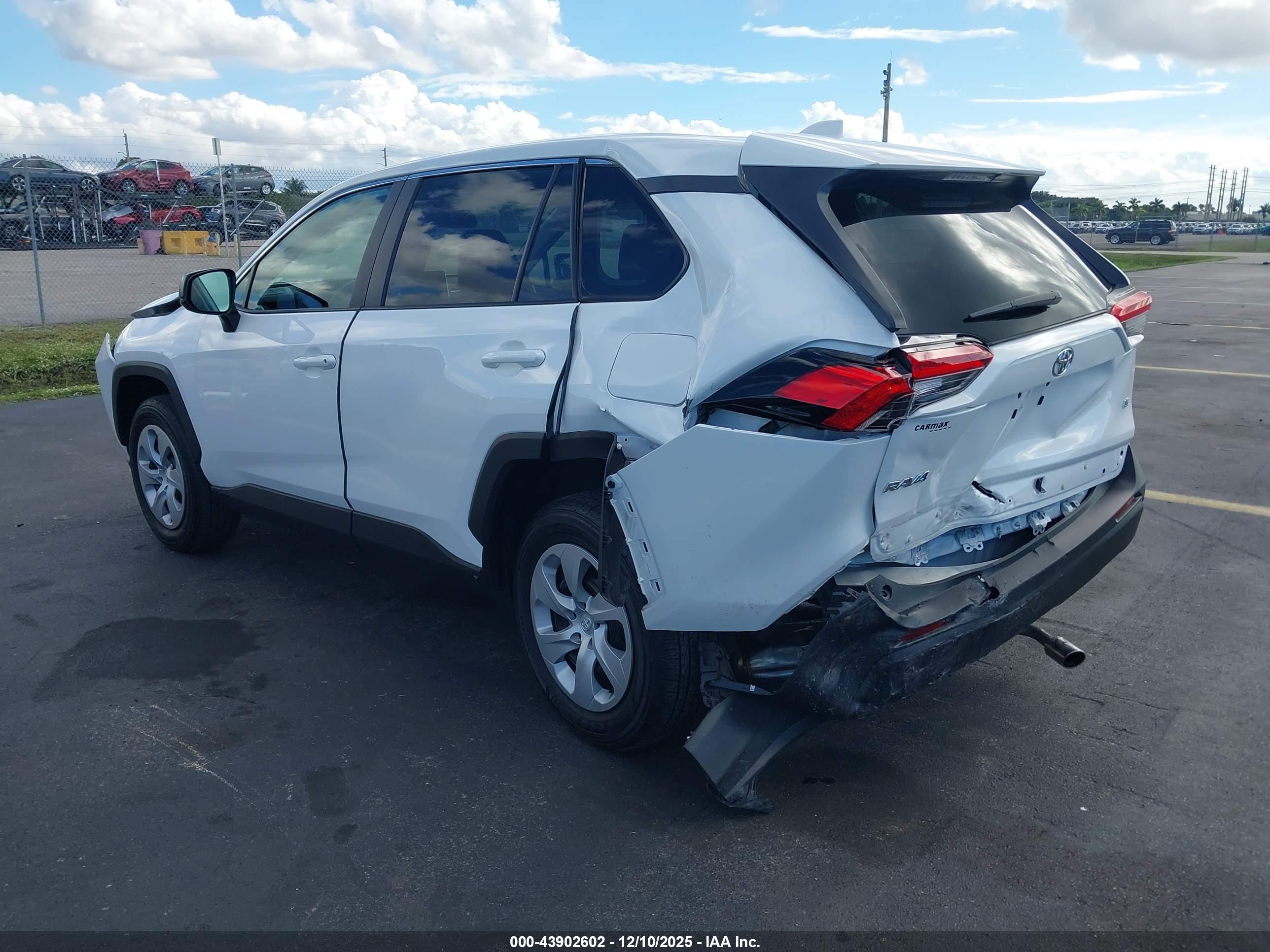 TOYOTA RAV4 image 3