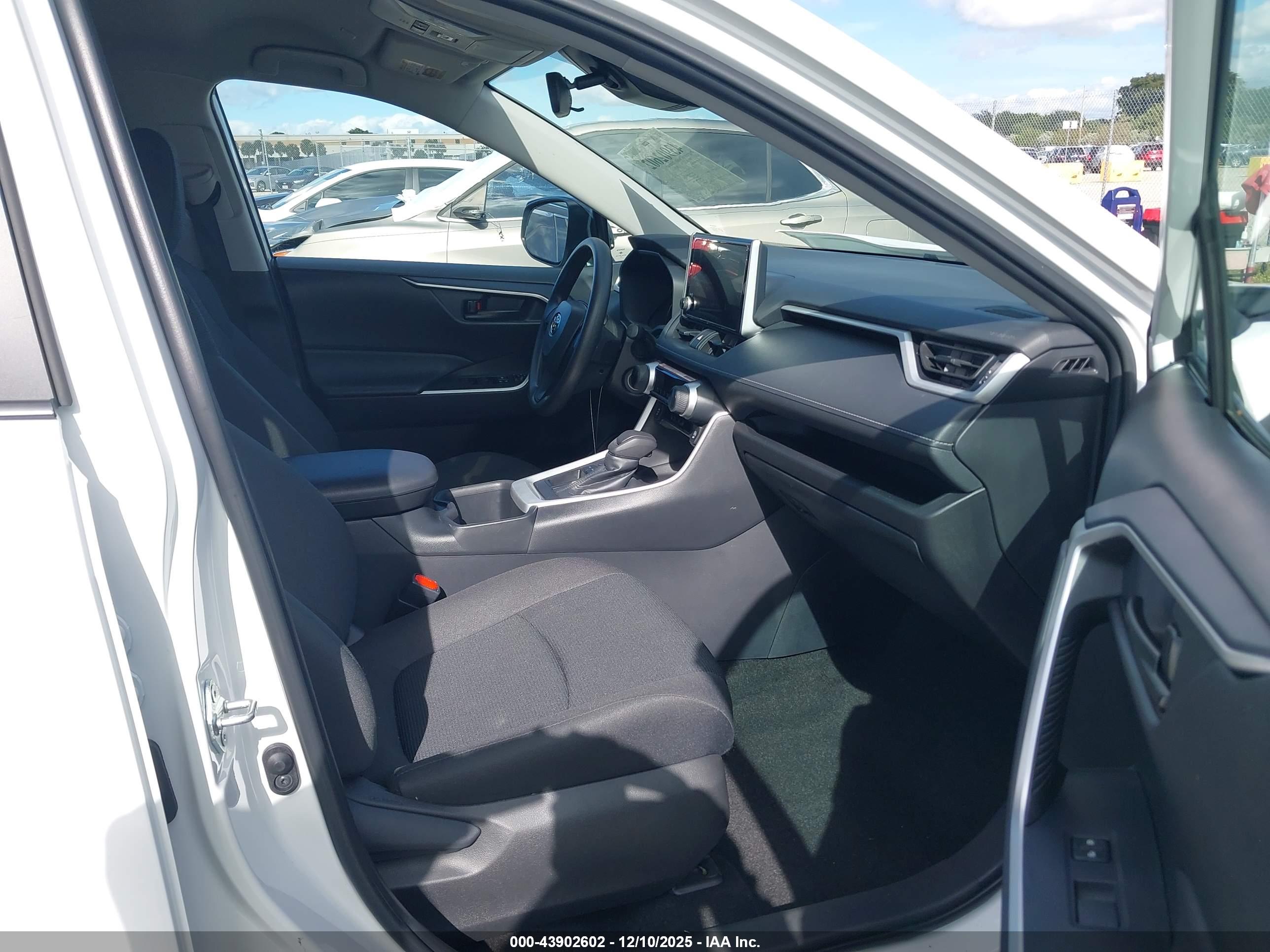 TOYOTA RAV4 image 5