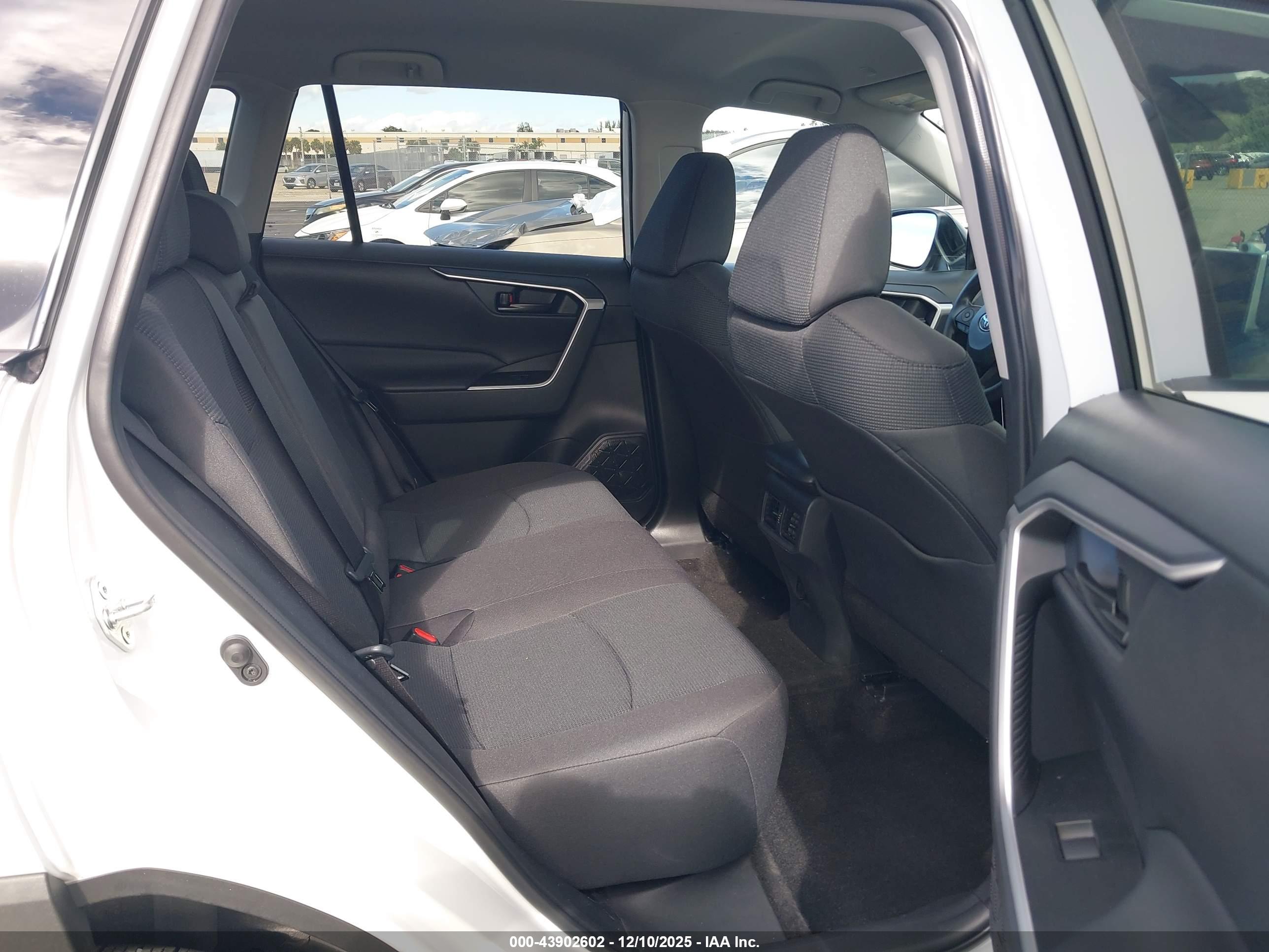 TOYOTA RAV4 image 8