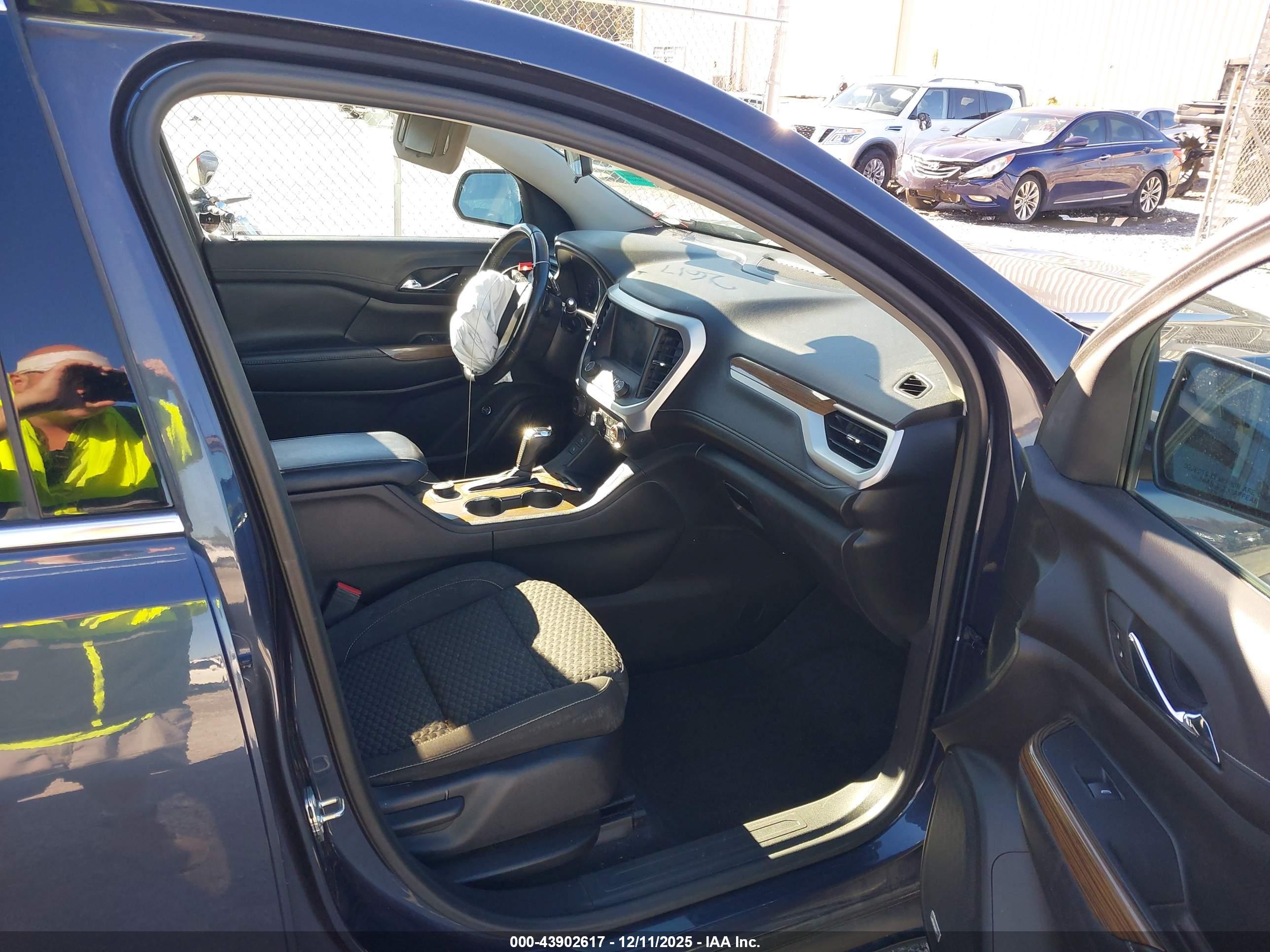 GMC ACADIA image 5