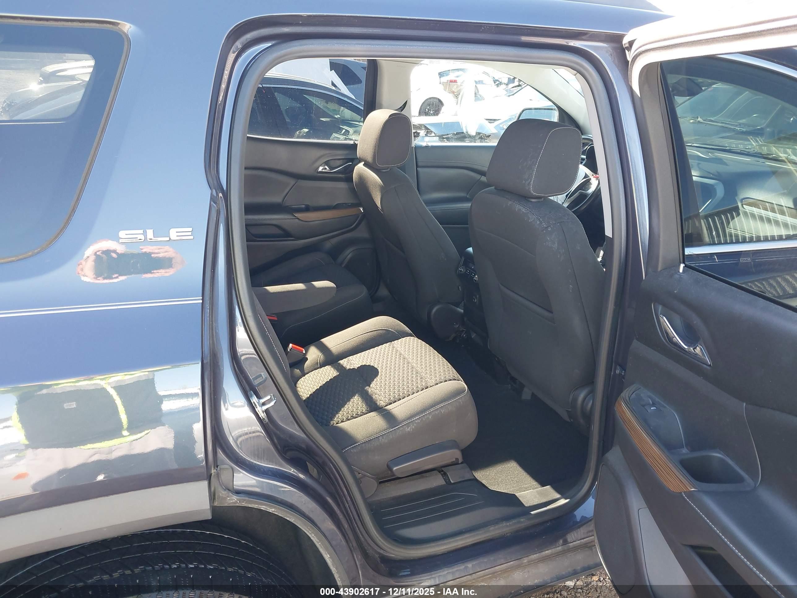 GMC ACADIA image 8